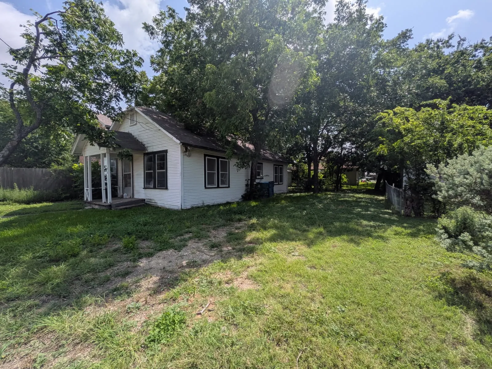 Single Family Residence For Sale in Johnson County , 502 N Spears Street, Alvarado, Texas 76009, 2 Bedroom, 1 Bathroom, Garage spaces, 768 Sqft, built in 1945, Preowned, mls#21155866, Real Estate Agent in Alvarado, Homes For Sale in Johnson county, Homes For Sale in Alvarado, Realtor in Alvarado Texas, Real Estate Brokerage Independent Realty Texas, Luminita Cordes Realtor