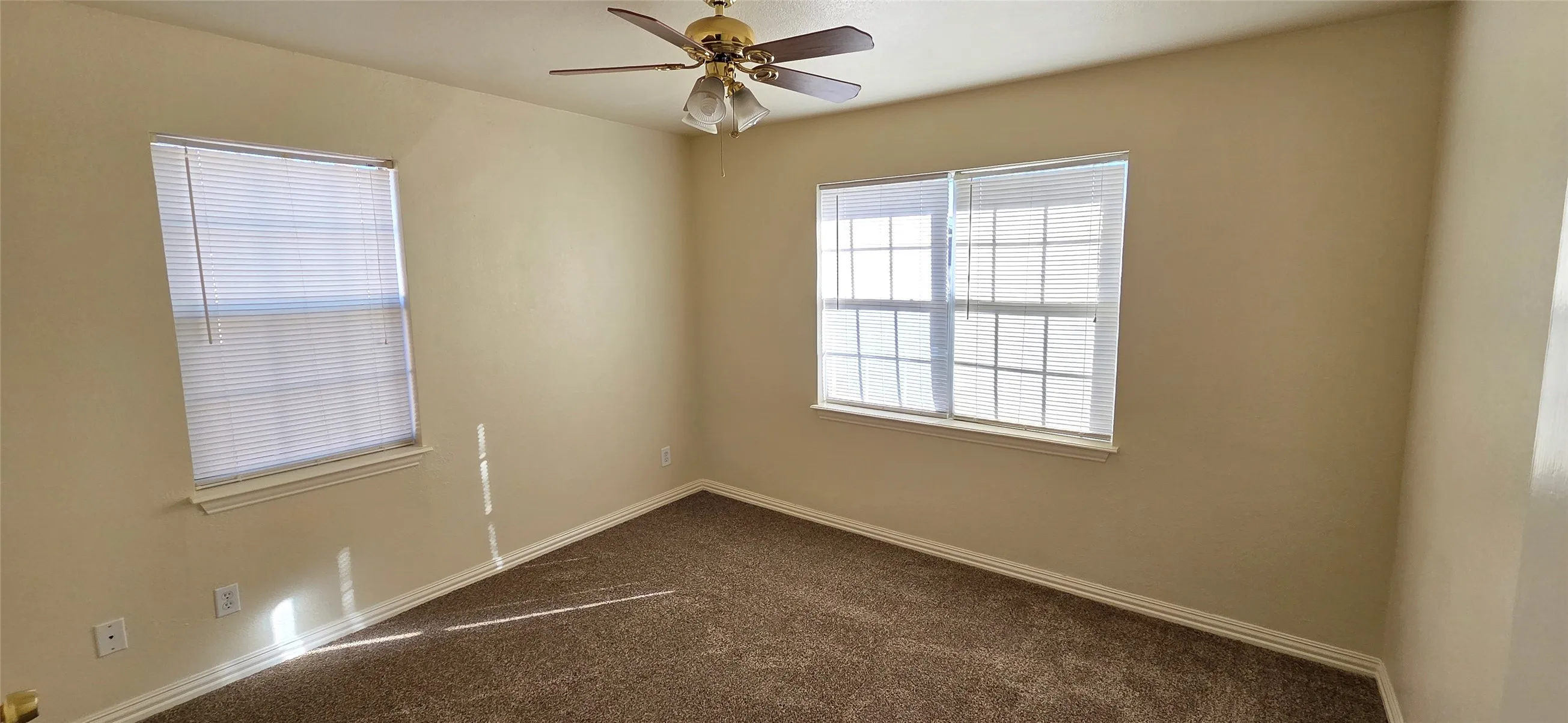 Single Family Residence For Sale in Tarrant County , 1348 E Anthony Street, Fort Worth, Texas 76115, 3 Bedrooms, 1 Bathroom, 1 Garage spaces, 1,032 Sqft, built in 1958, Preowned, Price $225,000, mls#21153587, Real Estate Agent in Fort Worth, Homes For Sale in Tarrant county, Homes For Sale in Fort Worth, Realtor in Fort Worth Texas, Real Estate Brokerage Independent Realty Texas, Luminita Cordes Realtor