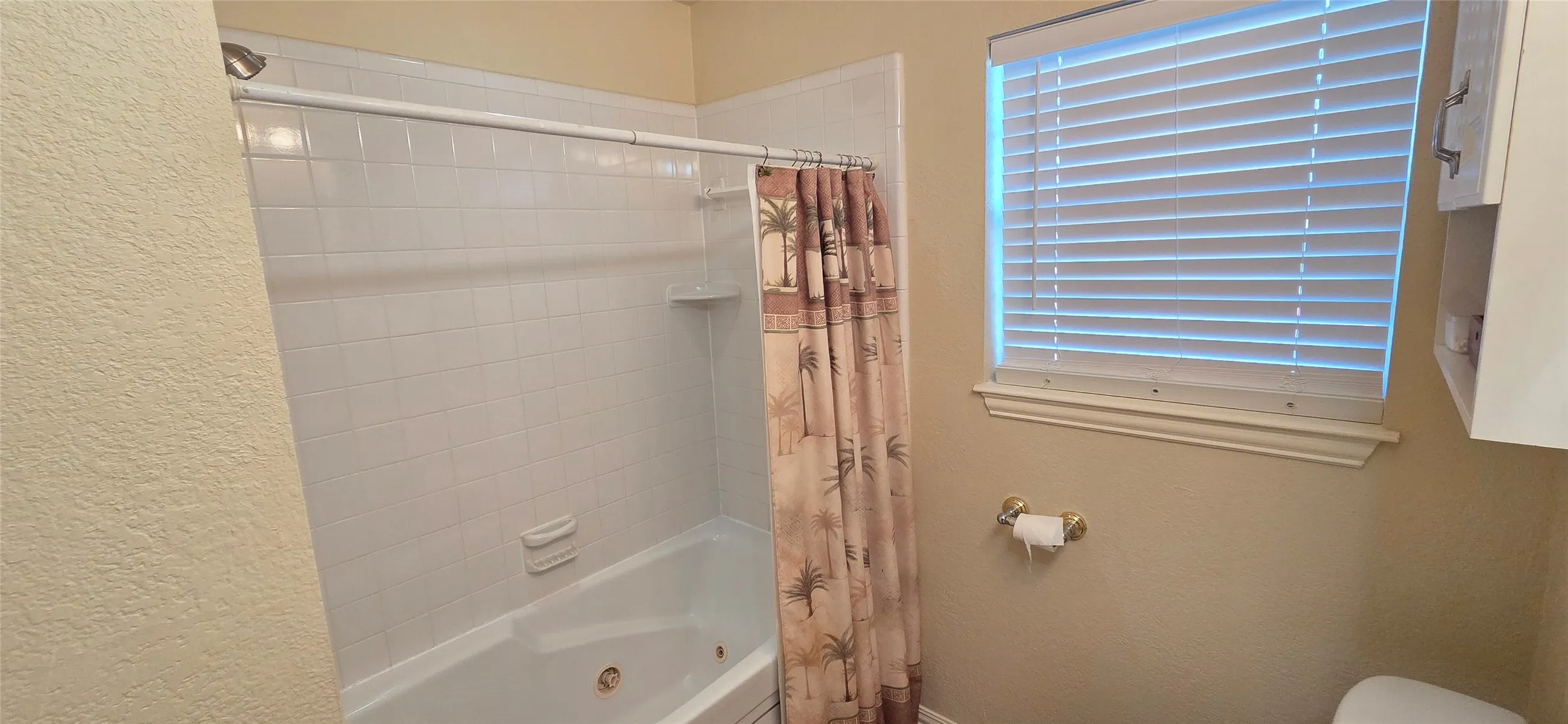 Single Family Residence For Sale in Tarrant County , 1348 E Anthony Street, Fort Worth, Texas 76115, 3 Bedrooms, 1 Bathroom, 1 Garage spaces, 1,032 Sqft, built in 1958, Preowned, Price $225,000, mls#21153587, Real Estate Agent in Fort Worth, Homes For Sale in Tarrant county, Homes For Sale in Fort Worth, Realtor in Fort Worth Texas, Real Estate Brokerage Independent Realty Texas, Luminita Cordes Realtor