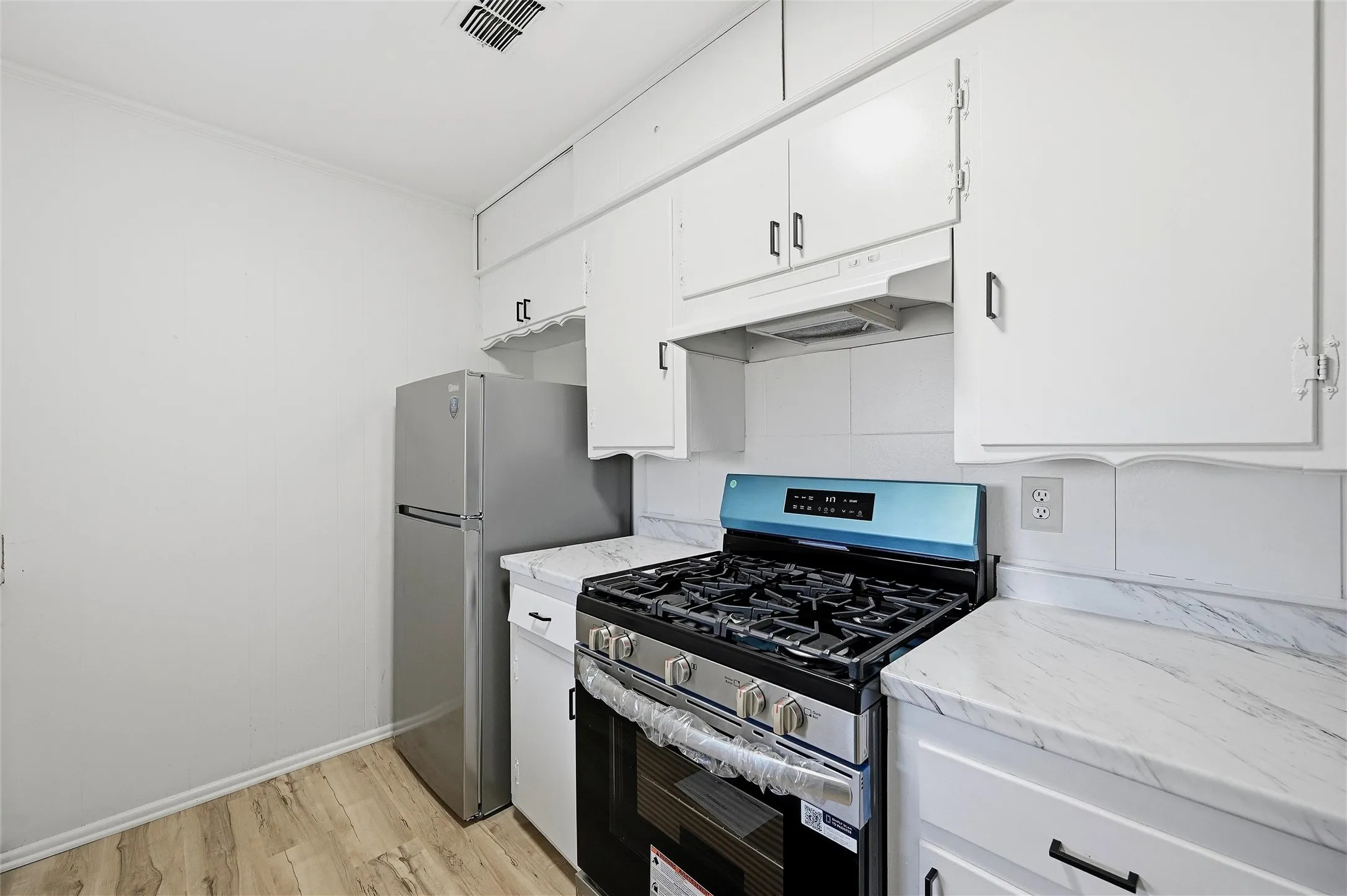 Single Family Residence For Sale in Grayson County , 105 N Wood Avenue, Denison, Texas 75020, 3 Bedroom, 2 Bathroom, 2 Garage spaces, 1,316 Sqft, built in 1967, Preowned, mls#21154997, Real Estate Agent in Denison, Homes For Sale in Grayson county, Homes For Sale in Denison, Realtor in Denison Texas, Real Estate Brokerage Independent Realty Texas, Luminita Cordes Realtor