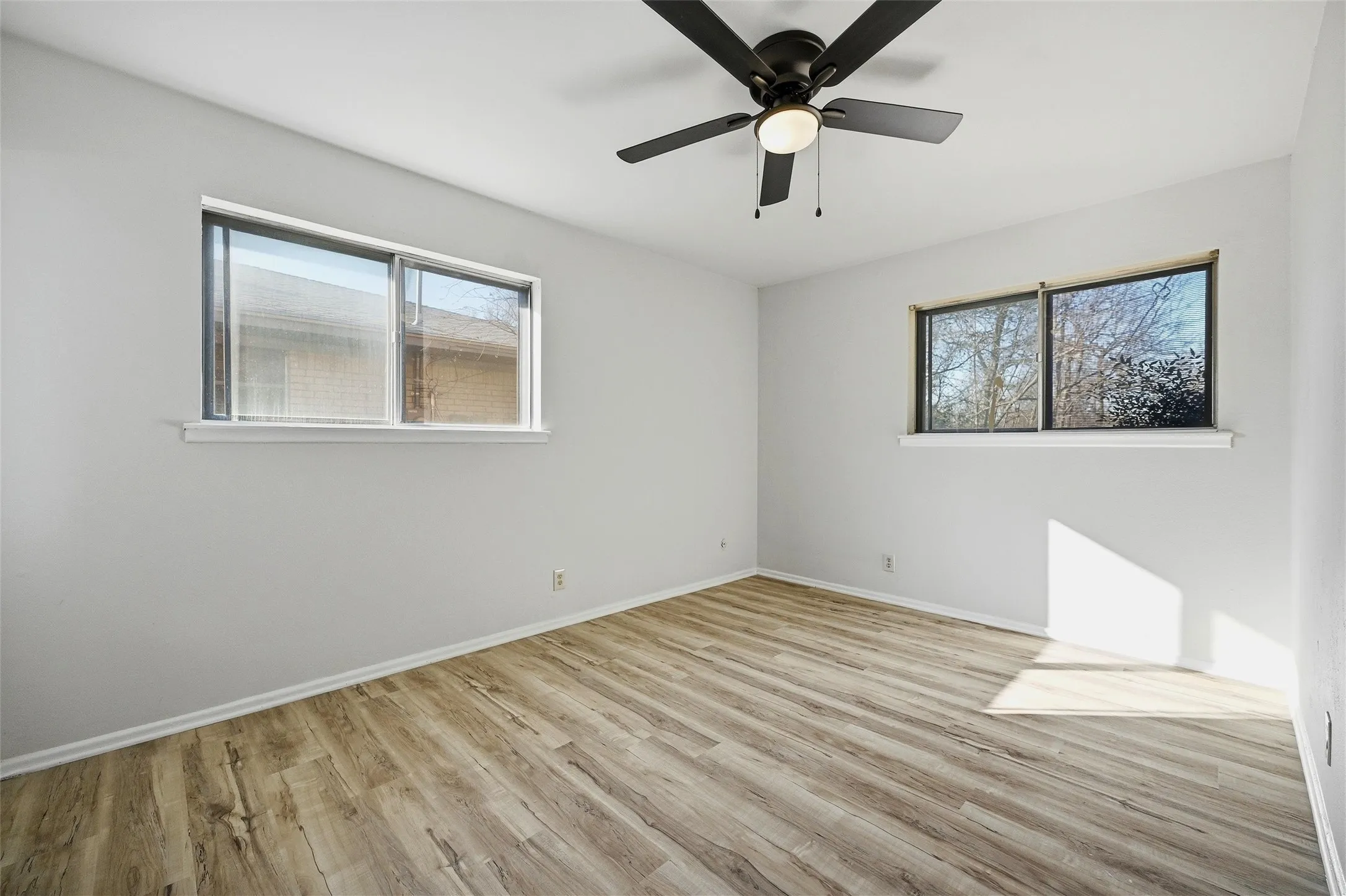 Single Family Residence For Sale in Grayson County , 105 N Wood Avenue, Denison, Texas 75020, 3 Bedroom, 2 Bathroom, 2 Garage spaces, 1,316 Sqft, built in 1967, Preowned, mls#21154997, Real Estate Agent in Denison, Homes For Sale in Grayson county, Homes For Sale in Denison, Realtor in Denison Texas, Real Estate Brokerage Independent Realty Texas, Luminita Cordes Realtor