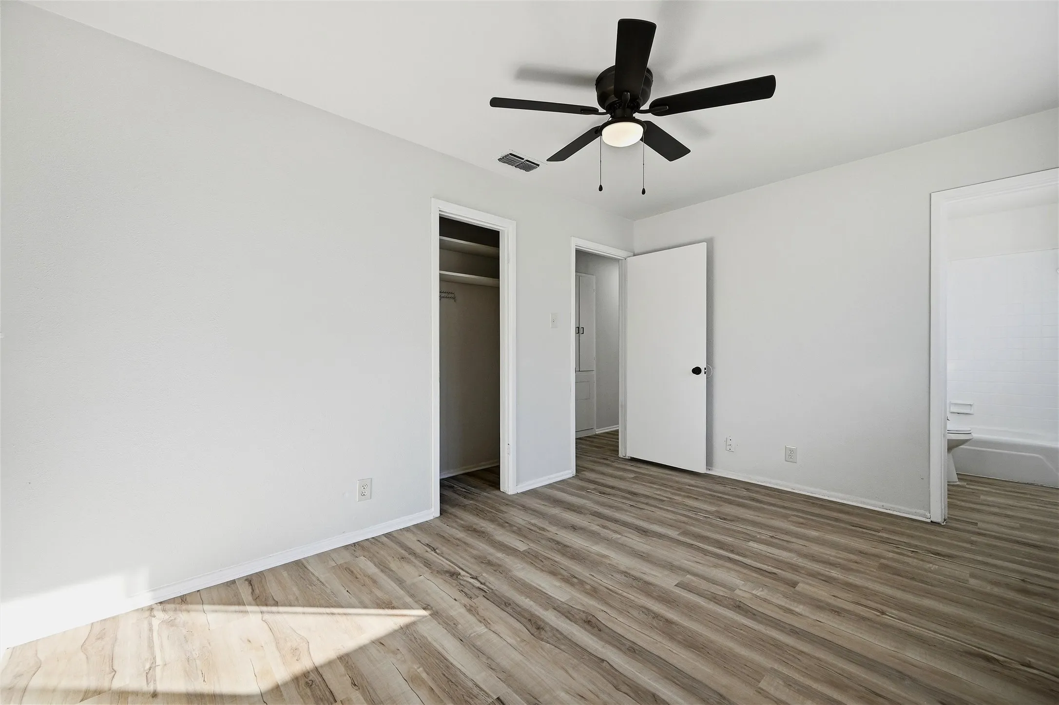 Single Family Residence For Sale in Grayson County , 105 N Wood Avenue, Denison, Texas 75020, 3 Bedroom, 2 Bathroom, 2 Garage spaces, 1,316 Sqft, built in 1967, Preowned, mls#21154997, Real Estate Agent in Denison, Homes For Sale in Grayson county, Homes For Sale in Denison, Realtor in Denison Texas, Real Estate Brokerage Independent Realty Texas, Luminita Cordes Realtor