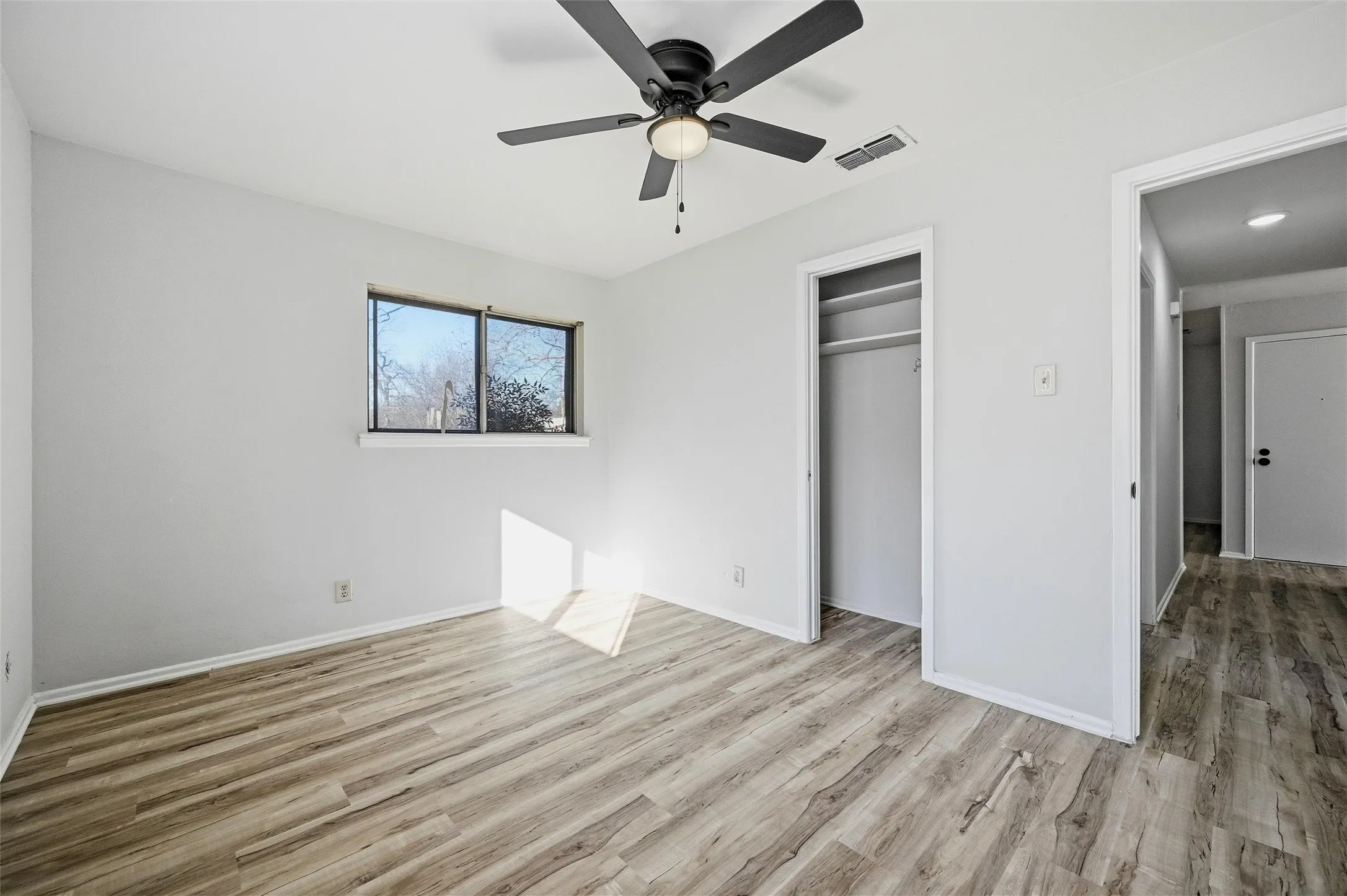 Single Family Residence For Sale in Grayson County , 105 N Wood Avenue, Denison, Texas 75020, 3 Bedroom, 2 Bathroom, 2 Garage spaces, 1,316 Sqft, built in 1967, Preowned, mls#21154997, Real Estate Agent in Denison, Homes For Sale in Grayson county, Homes For Sale in Denison, Realtor in Denison Texas, Real Estate Brokerage Independent Realty Texas, Luminita Cordes Realtor