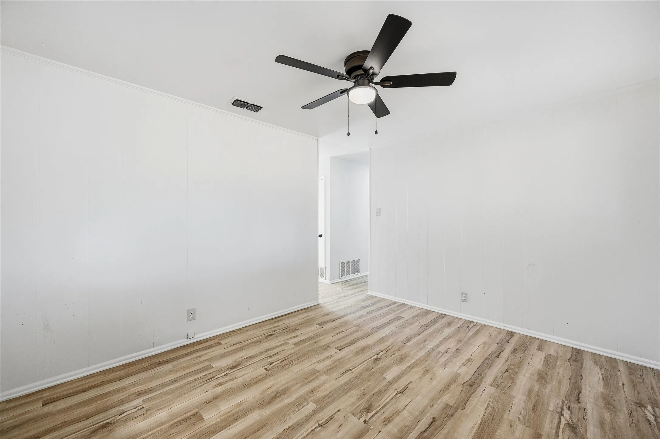 Single Family Residence For Sale in Grayson County , 105 N Wood Avenue, Denison, Texas 75020, 3 Bedroom, 2 Bathroom, 2 Garage spaces, 1,316 Sqft, built in 1967, Preowned, mls#21154997, Real Estate Agent in Denison, Homes For Sale in Grayson county, Homes For Sale in Denison, Realtor in Denison Texas, Real Estate Brokerage Independent Realty Texas, Luminita Cordes Realtor