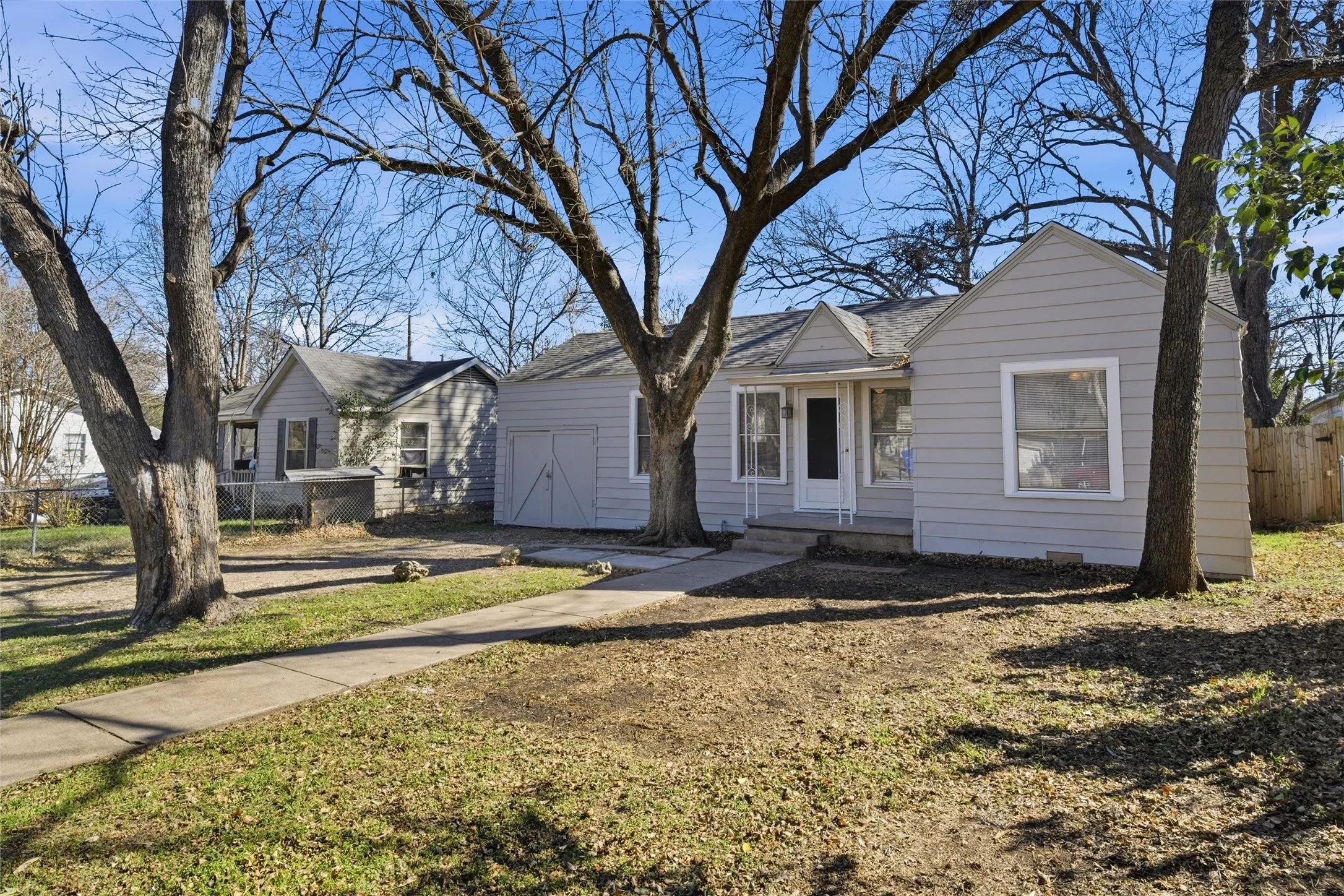 Single Family Residence For Sale in Mc Lennan County , 3804 Colcord Avenue, Waco, Texas 76707, 2 Bedrooms, 1 Bathroom, Garage spaces, 858 Sqft, built in 1947, Price $155,000, mls#21152468, Real Estate Agent in Waco, Homes For Sale in Mc Lennan county, Homes For Sale in Waco, Realtor in Waco Texas, Real Estate Brokerage Independent Realty Texas, Luminita Cordes Realtor