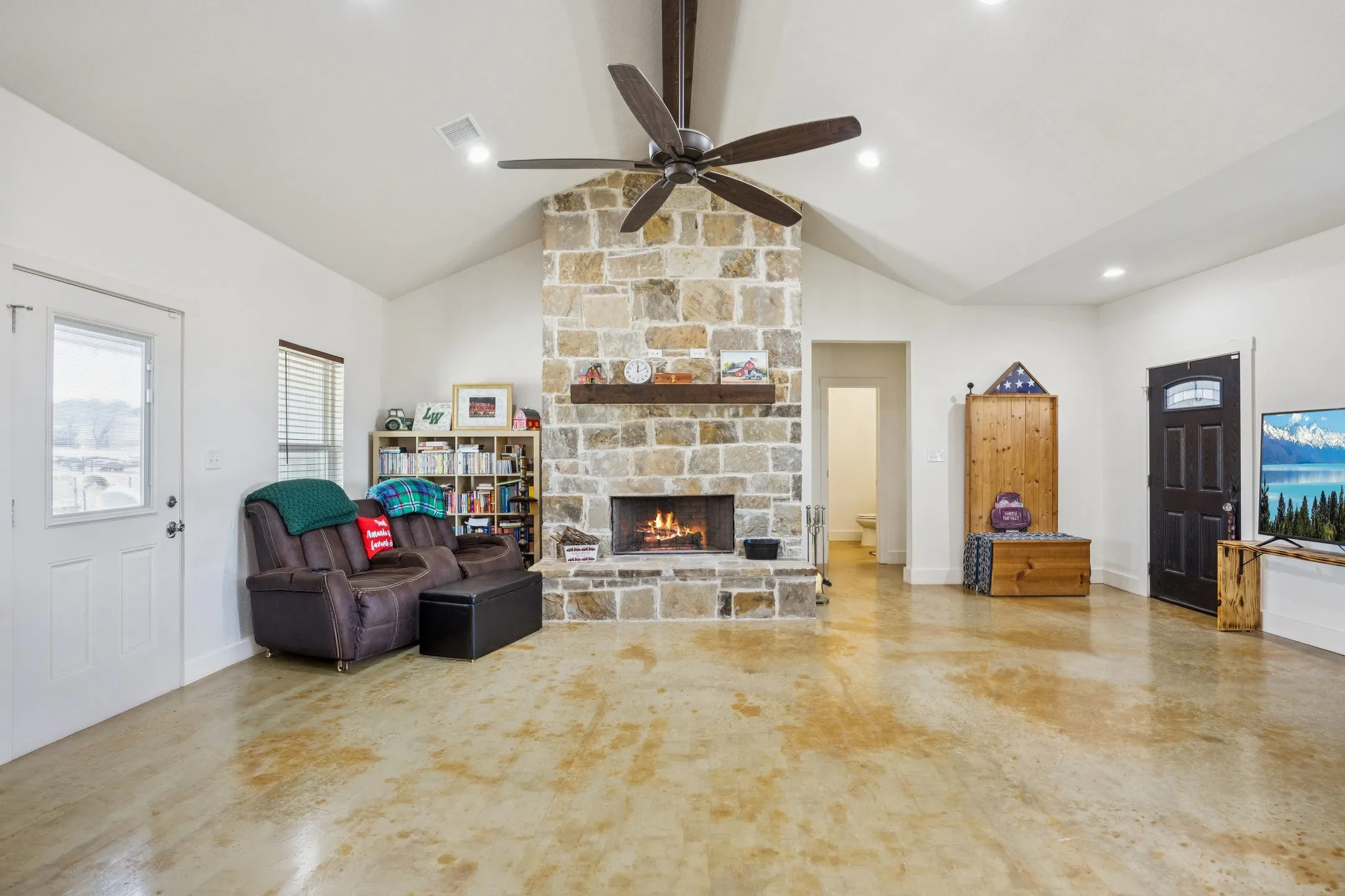 Single Family Residence For Sale in Parker County , 1084 Justin Drive, Weatherford, Texas 76082, 4 Bedroom, 3 Bathroom, 2 Garage spaces, 2,583 Sqft, built in 2022, Preowned, mls#21130621, Real Estate Agent in Weatherford, Homes For Sale in Parker county, Homes For Sale in Weatherford, Realtor in Weatherford Texas, Real Estate Brokerage Independent Realty Texas, Luminita Cordes Realtor