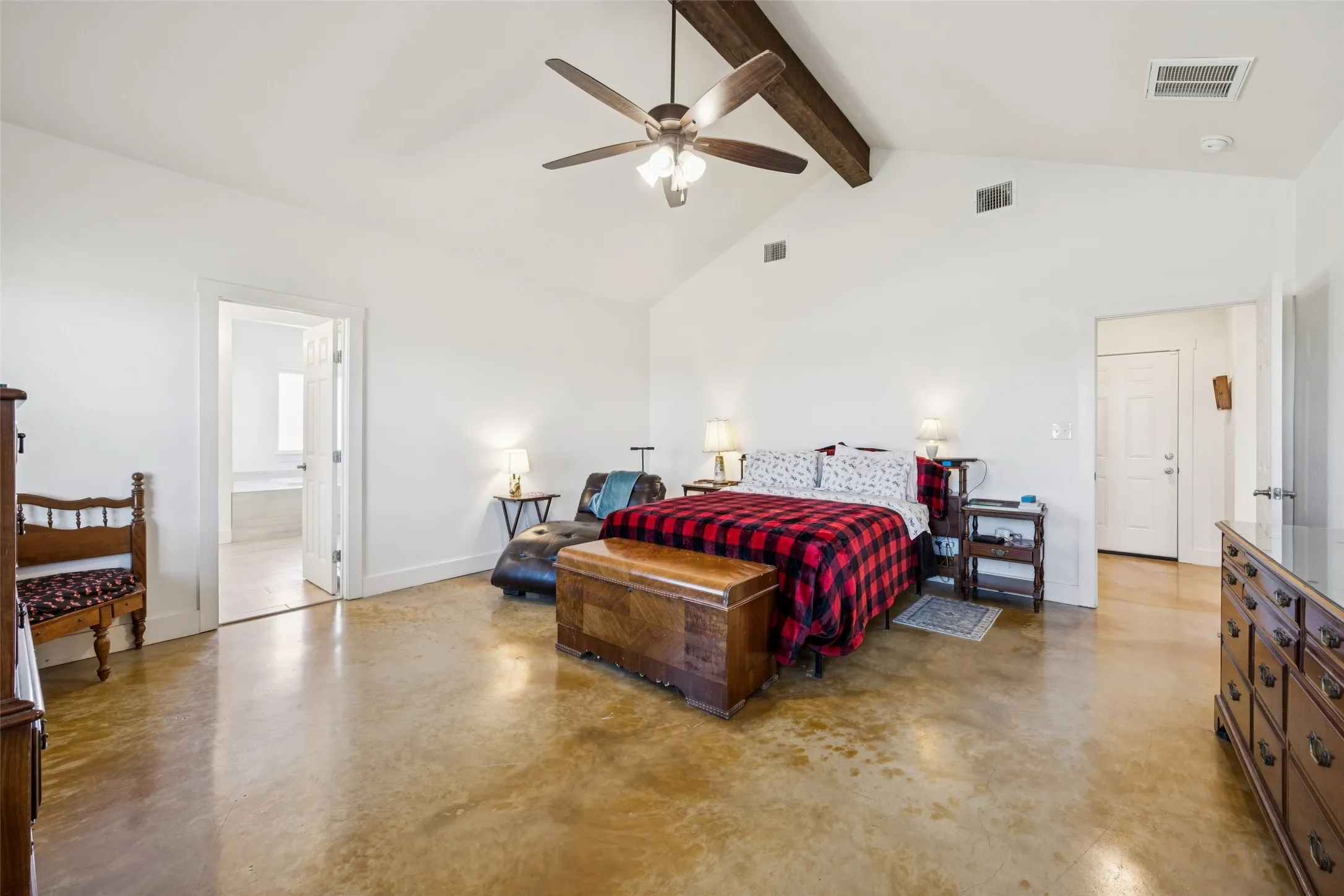 Single Family Residence For Sale in Parker County , 1084 Justin Drive, Weatherford, Texas 76082, 4 Bedroom, 3 Bathroom, 2 Garage spaces, 2,583 Sqft, built in 2022, Preowned, mls#21130621, Real Estate Agent in Weatherford, Homes For Sale in Parker county, Homes For Sale in Weatherford, Realtor in Weatherford Texas, Real Estate Brokerage Independent Realty Texas, Luminita Cordes Realtor