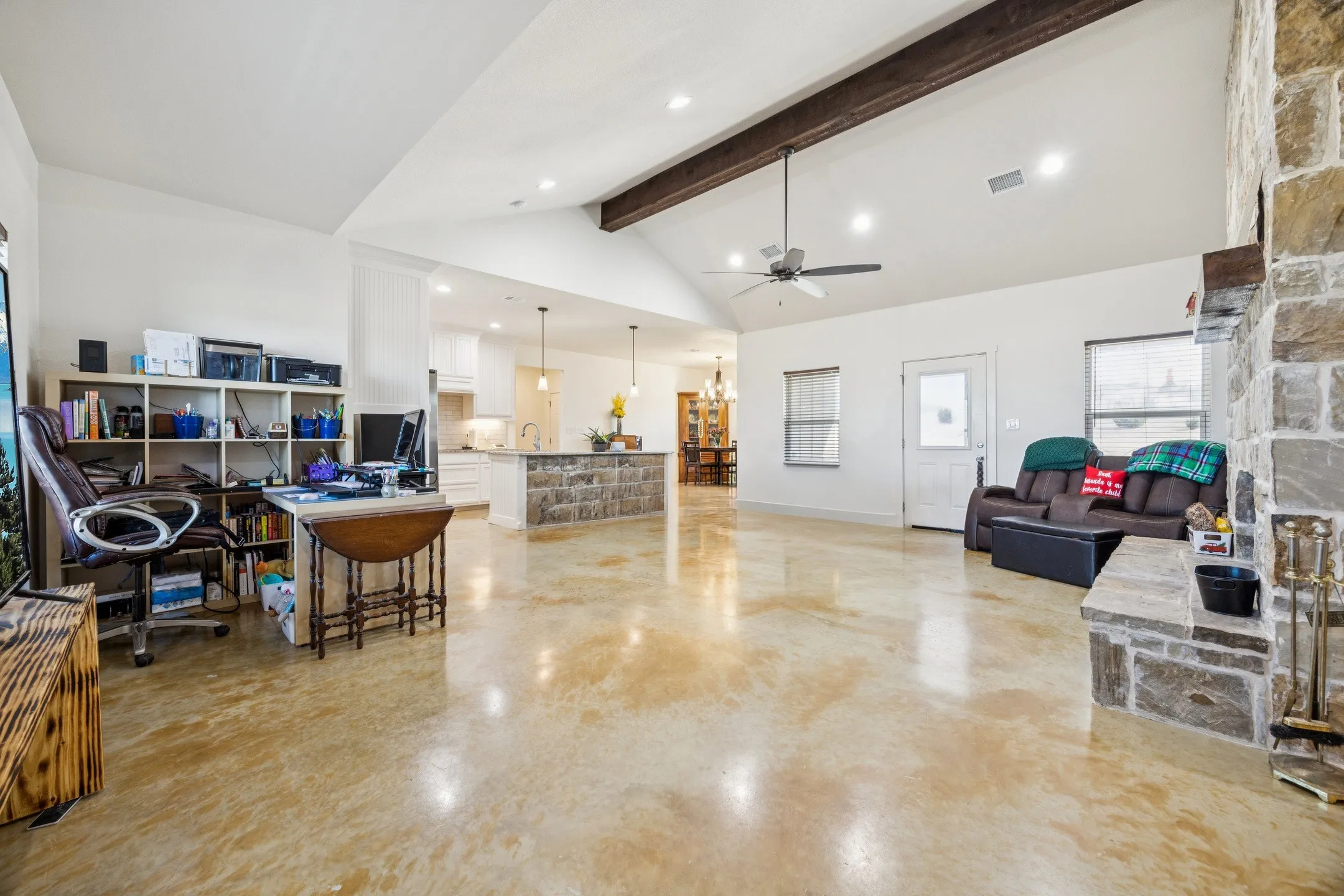 Single Family Residence For Sale in Parker County , 1084 Justin Drive, Weatherford, Texas 76082, 4 Bedroom, 3 Bathroom, 2 Garage spaces, 2,583 Sqft, built in 2022, Preowned, mls#21130621, Real Estate Agent in Weatherford, Homes For Sale in Parker county, Homes For Sale in Weatherford, Realtor in Weatherford Texas, Real Estate Brokerage Independent Realty Texas, Luminita Cordes Realtor