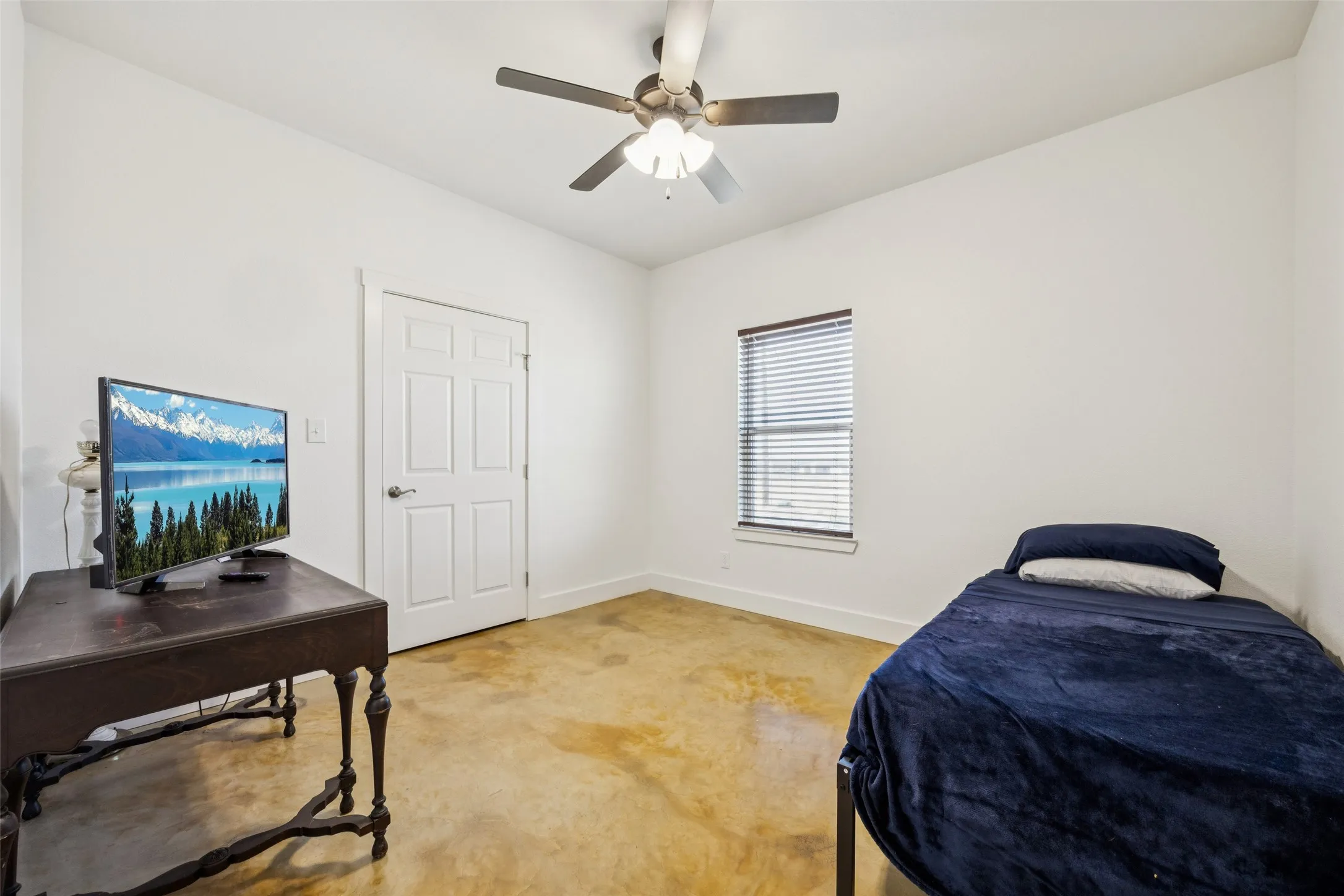 Single Family Residence For Sale in Parker County , 1084 Justin Drive, Weatherford, Texas 76082, 4 Bedroom, 3 Bathroom, 2 Garage spaces, 2,583 Sqft, built in 2022, Preowned, mls#21130621, Real Estate Agent in Weatherford, Homes For Sale in Parker county, Homes For Sale in Weatherford, Realtor in Weatherford Texas, Real Estate Brokerage Independent Realty Texas, Luminita Cordes Realtor