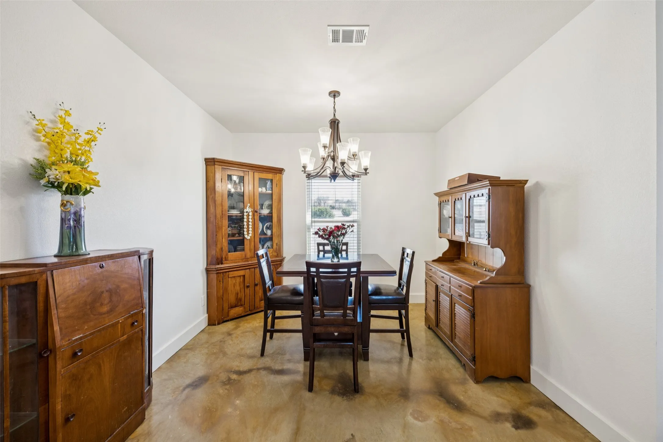 Single Family Residence For Sale in Parker County , 1084 Justin Drive, Weatherford, Texas 76082, 4 Bedroom, 3 Bathroom, 2 Garage spaces, 2,583 Sqft, built in 2022, Preowned, mls#21130621, Real Estate Agent in Weatherford, Homes For Sale in Parker county, Homes For Sale in Weatherford, Realtor in Weatherford Texas, Real Estate Brokerage Independent Realty Texas, Luminita Cordes Realtor