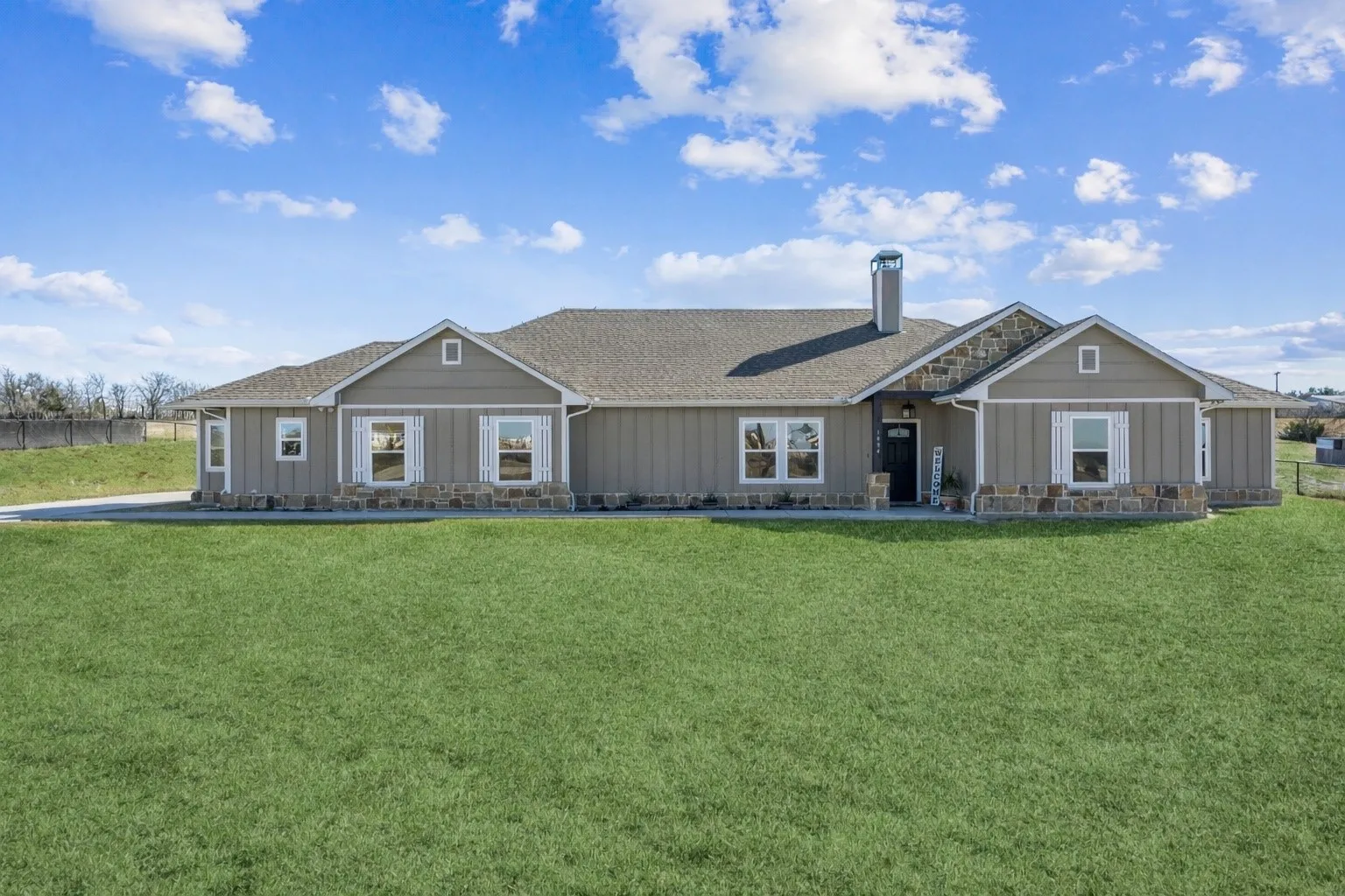 Single Family Residence For Sale in Parker County , 1084 Justin Drive, Weatherford, Texas 76082, 4 Bedroom, 3 Bathroom, 2 Garage spaces, 2,583 Sqft, built in 2022, Preowned, mls#21130621, Real Estate Agent in Weatherford, Homes For Sale in Parker county, Homes For Sale in Weatherford, Realtor in Weatherford Texas, Real Estate Brokerage Independent Realty Texas, Luminita Cordes Realtor