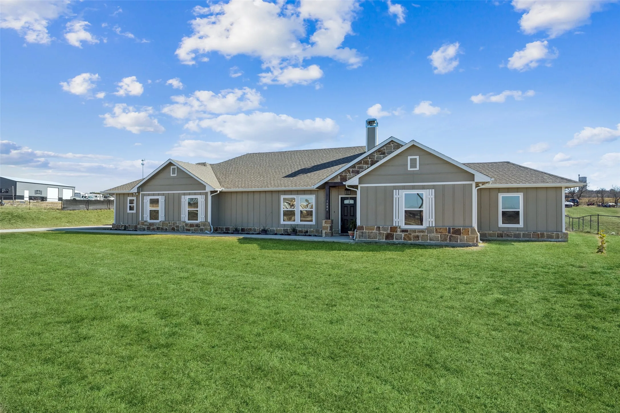 Single Family Residence For Sale in Parker County , 1084 Justin Drive, Weatherford, Texas 76082, 4 Bedroom, 3 Bathroom, 2 Garage spaces, 2,583 Sqft, built in 2022, Preowned, mls#21130621, Real Estate Agent in Weatherford, Homes For Sale in Parker county, Homes For Sale in Weatherford, Realtor in Weatherford Texas, Real Estate Brokerage Independent Realty Texas, Luminita Cordes Realtor