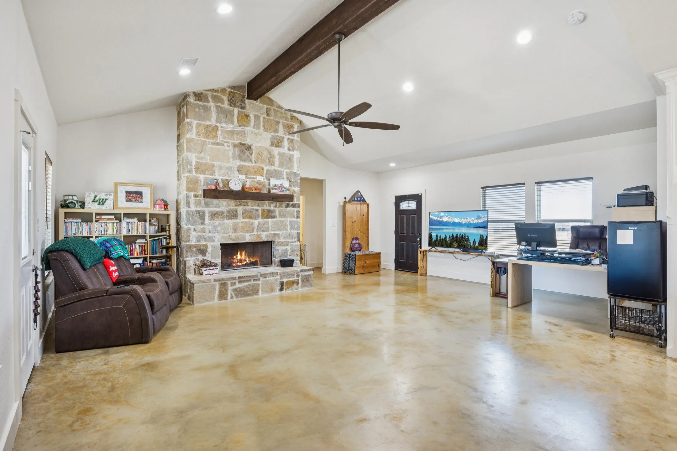 Single Family Residence For Sale in Parker County , 1084 Justin Drive, Weatherford, Texas 76082, 4 Bedroom, 3 Bathroom, 2 Garage spaces, 2,583 Sqft, built in 2022, Preowned, mls#21130621, Real Estate Agent in Weatherford, Homes For Sale in Parker county, Homes For Sale in Weatherford, Realtor in Weatherford Texas, Real Estate Brokerage Independent Realty Texas, Luminita Cordes Realtor