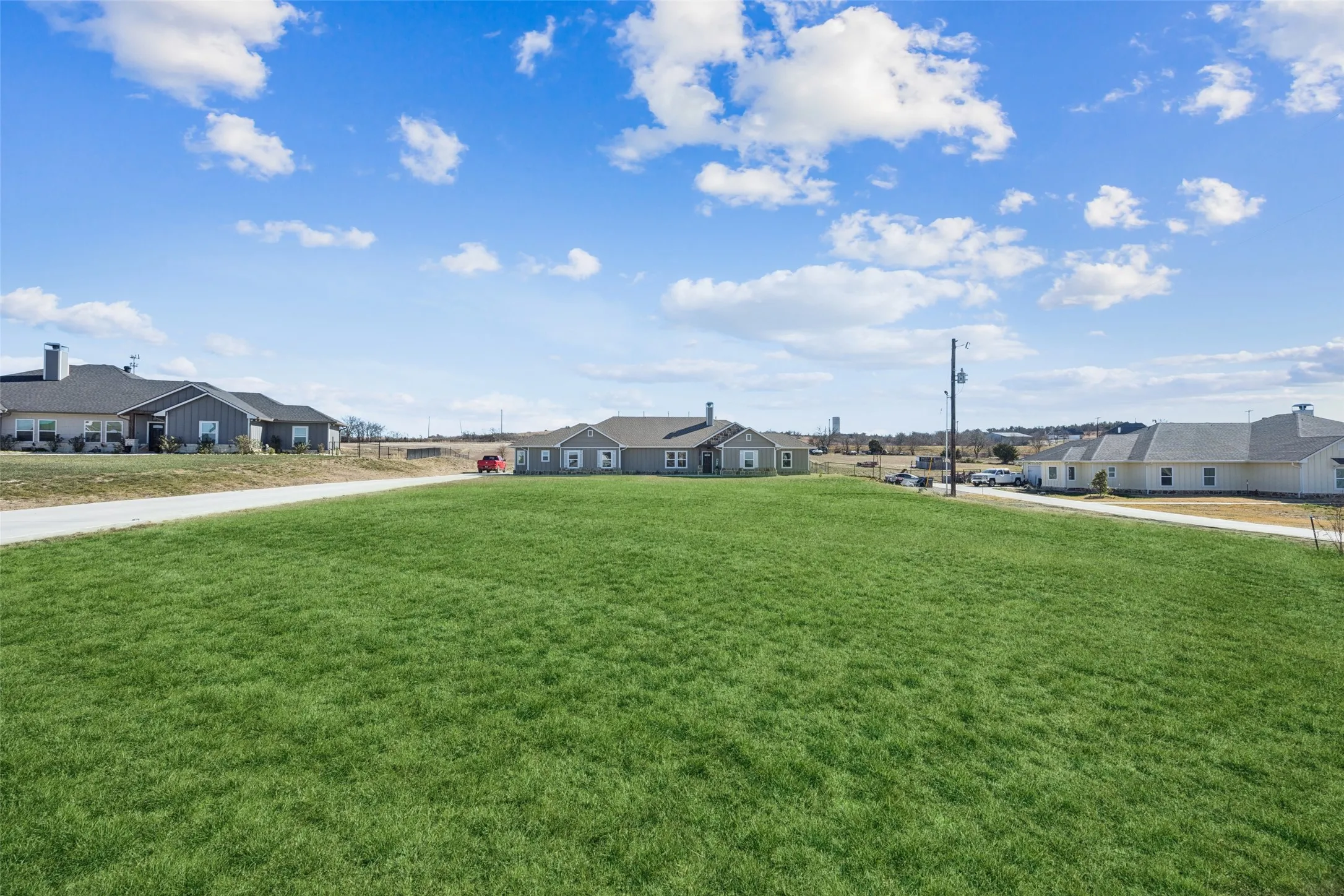 Single Family Residence For Sale in Parker County , 1084 Justin Drive, Weatherford, Texas 76082, 4 Bedroom, 3 Bathroom, 2 Garage spaces, 2,583 Sqft, built in 2022, Preowned, mls#21130621, Real Estate Agent in Weatherford, Homes For Sale in Parker county, Homes For Sale in Weatherford, Realtor in Weatherford Texas, Real Estate Brokerage Independent Realty Texas, Luminita Cordes Realtor