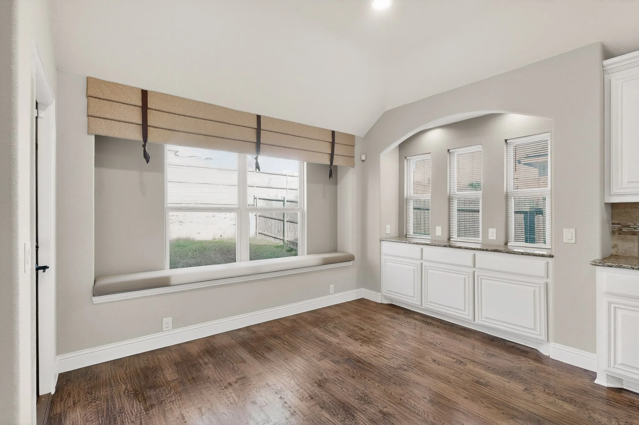 Single Family Residence For Sale in Johnson County , 832 Monticello Drive, Burleson, Texas 76028, 5 Bedroom, 3 Bathroom, 2 Garage spaces, 3,294 Sqft, built in 2015, Preowned, mls#21154728, Real Estate Agent in Burleson, Homes For Sale in Johnson county, Homes For Sale in Burleson, Realtor in Burleson Texas, Real Estate Brokerage Independent Realty Texas, Luminita Cordes Realtor