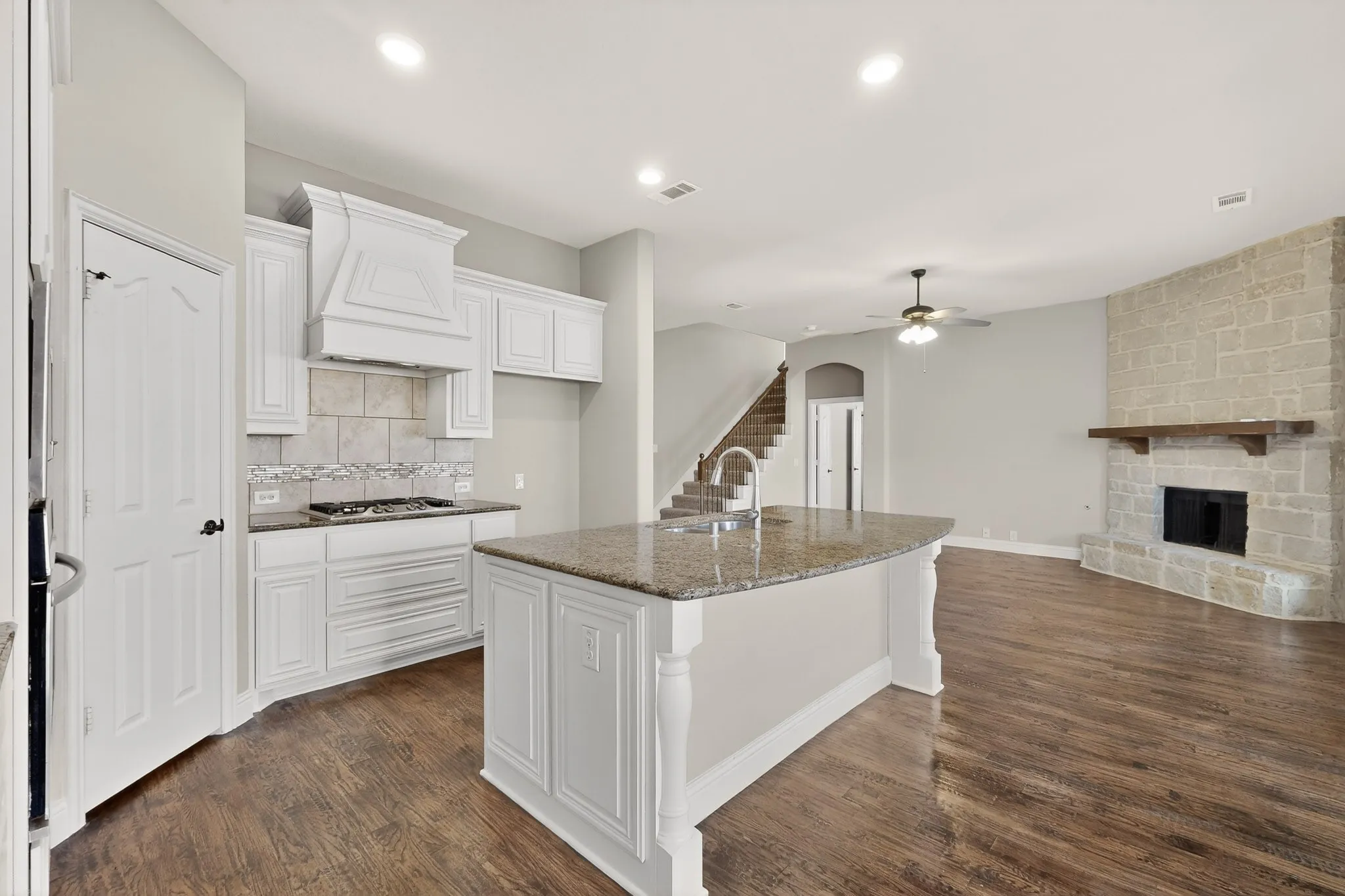 Single Family Residence For Sale in Johnson County , 832 Monticello Drive, Burleson, Texas 76028, 5 Bedroom, 3 Bathroom, 2 Garage spaces, 3,294 Sqft, built in 2015, Preowned, mls#21154728, Real Estate Agent in Burleson, Homes For Sale in Johnson county, Homes For Sale in Burleson, Realtor in Burleson Texas, Real Estate Brokerage Independent Realty Texas, Luminita Cordes Realtor