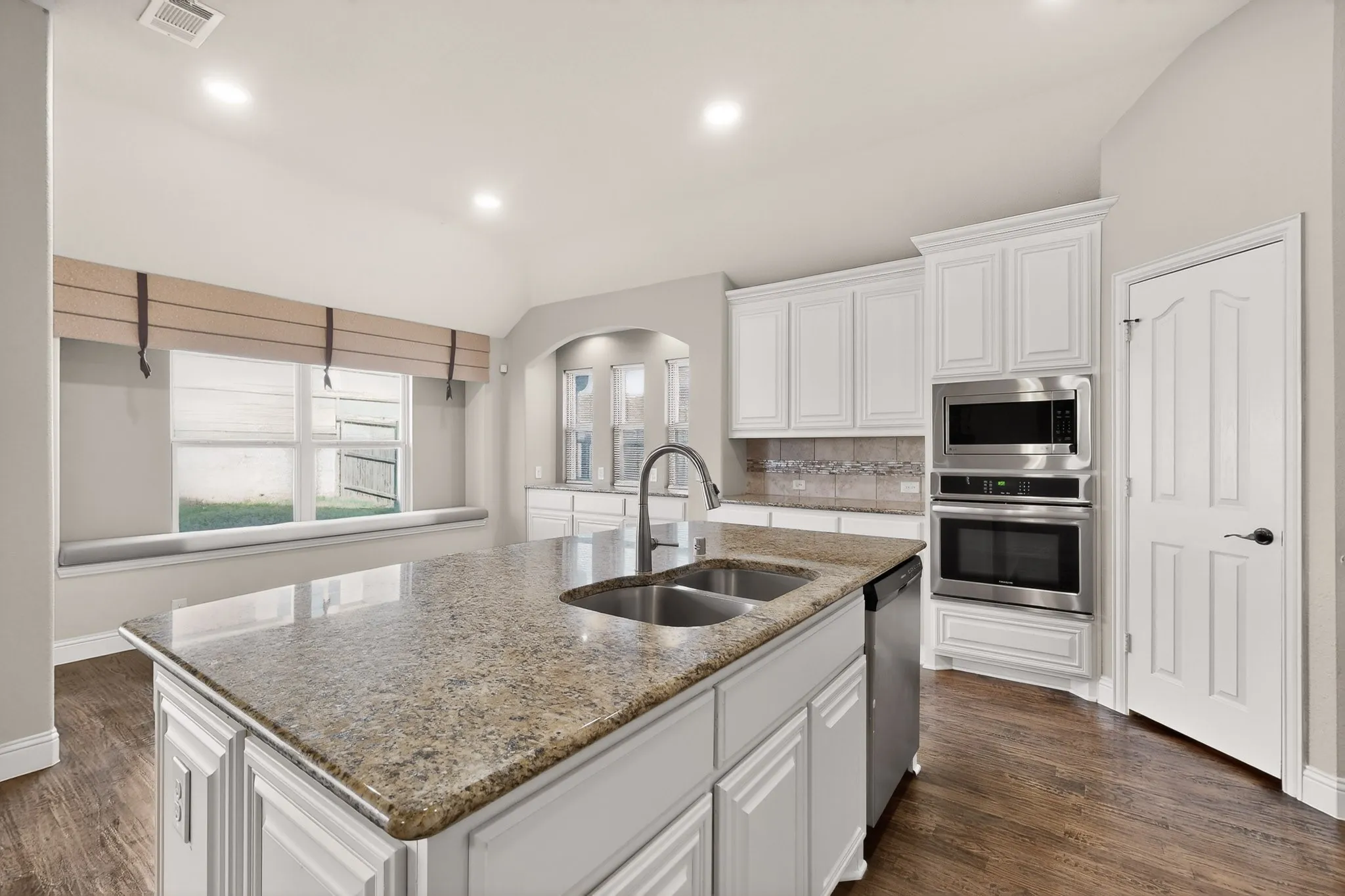 Single Family Residence For Sale in Johnson County , 832 Monticello Drive, Burleson, Texas 76028, 5 Bedroom, 3 Bathroom, 2 Garage spaces, 3,294 Sqft, built in 2015, Preowned, mls#21154728, Real Estate Agent in Burleson, Homes For Sale in Johnson county, Homes For Sale in Burleson, Realtor in Burleson Texas, Real Estate Brokerage Independent Realty Texas, Luminita Cordes Realtor