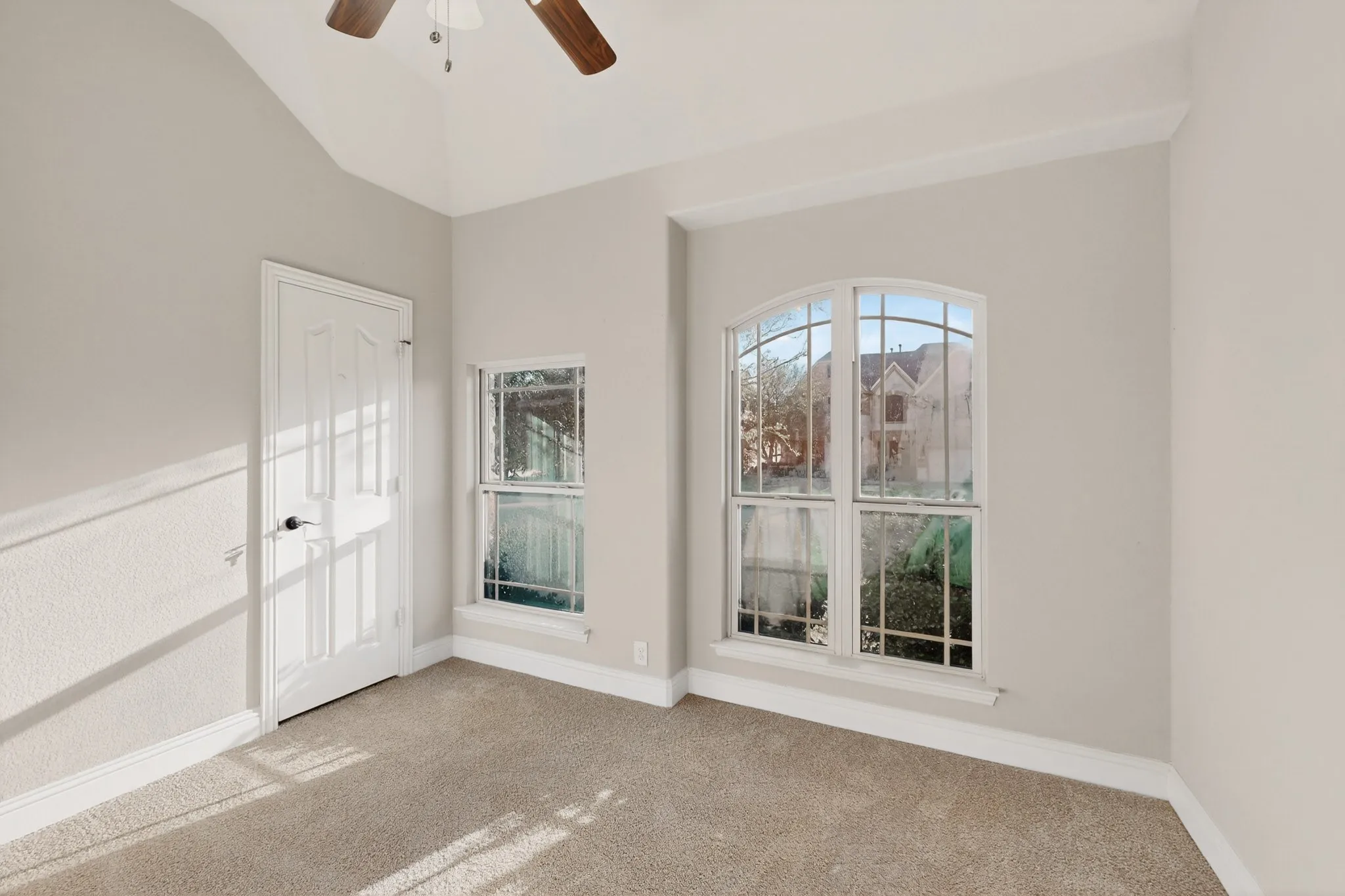 Single Family Residence For Sale in Johnson County , 832 Monticello Drive, Burleson, Texas 76028, 5 Bedroom, 3 Bathroom, 2 Garage spaces, 3,294 Sqft, built in 2015, Preowned, mls#21154728, Real Estate Agent in Burleson, Homes For Sale in Johnson county, Homes For Sale in Burleson, Realtor in Burleson Texas, Real Estate Brokerage Independent Realty Texas, Luminita Cordes Realtor