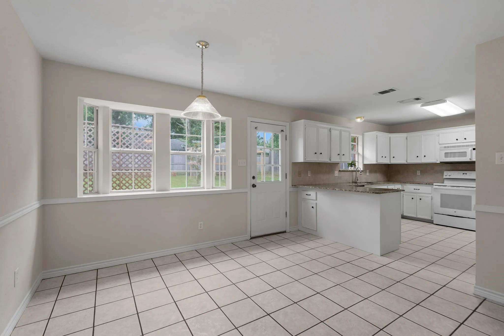 Single Family Residence For Sale in Grayson County , 105 Park Lane, Pottsboro, Texas 75076, 4 Bedroom, 3 Bathroom, 2 Garage spaces, 2,744 Sqft, built in 1995, Preowned, mls#21147247, Real Estate Agent in Pottsboro, Homes For Sale in Grayson county, Homes For Sale in Pottsboro, Realtor in Pottsboro Texas, Real Estate Brokerage Independent Realty Texas, Luminita Cordes Realtor