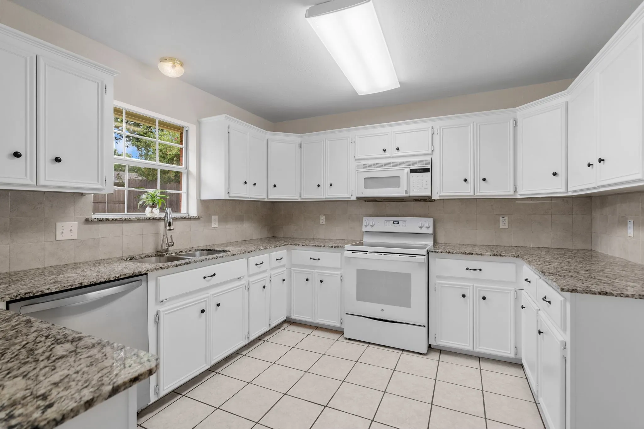 Single Family Residence For Sale in Grayson County , 105 Park Lane, Pottsboro, Texas 75076, 4 Bedroom, 3 Bathroom, 2 Garage spaces, 2,744 Sqft, built in 1995, Preowned, mls#21147247, Real Estate Agent in Pottsboro, Homes For Sale in Grayson county, Homes For Sale in Pottsboro, Realtor in Pottsboro Texas, Real Estate Brokerage Independent Realty Texas, Luminita Cordes Realtor