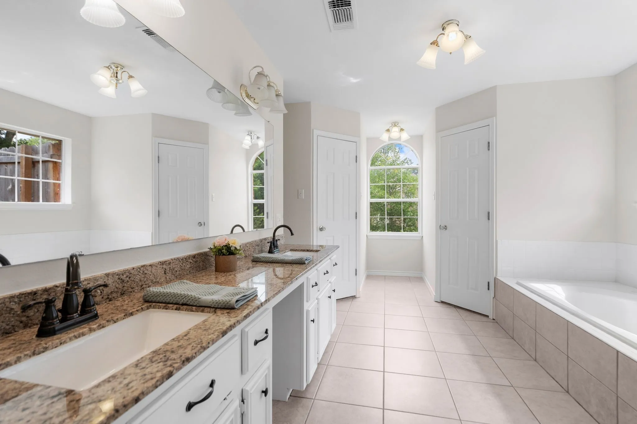 Spacious Primary Bedroom EnSuite Bath