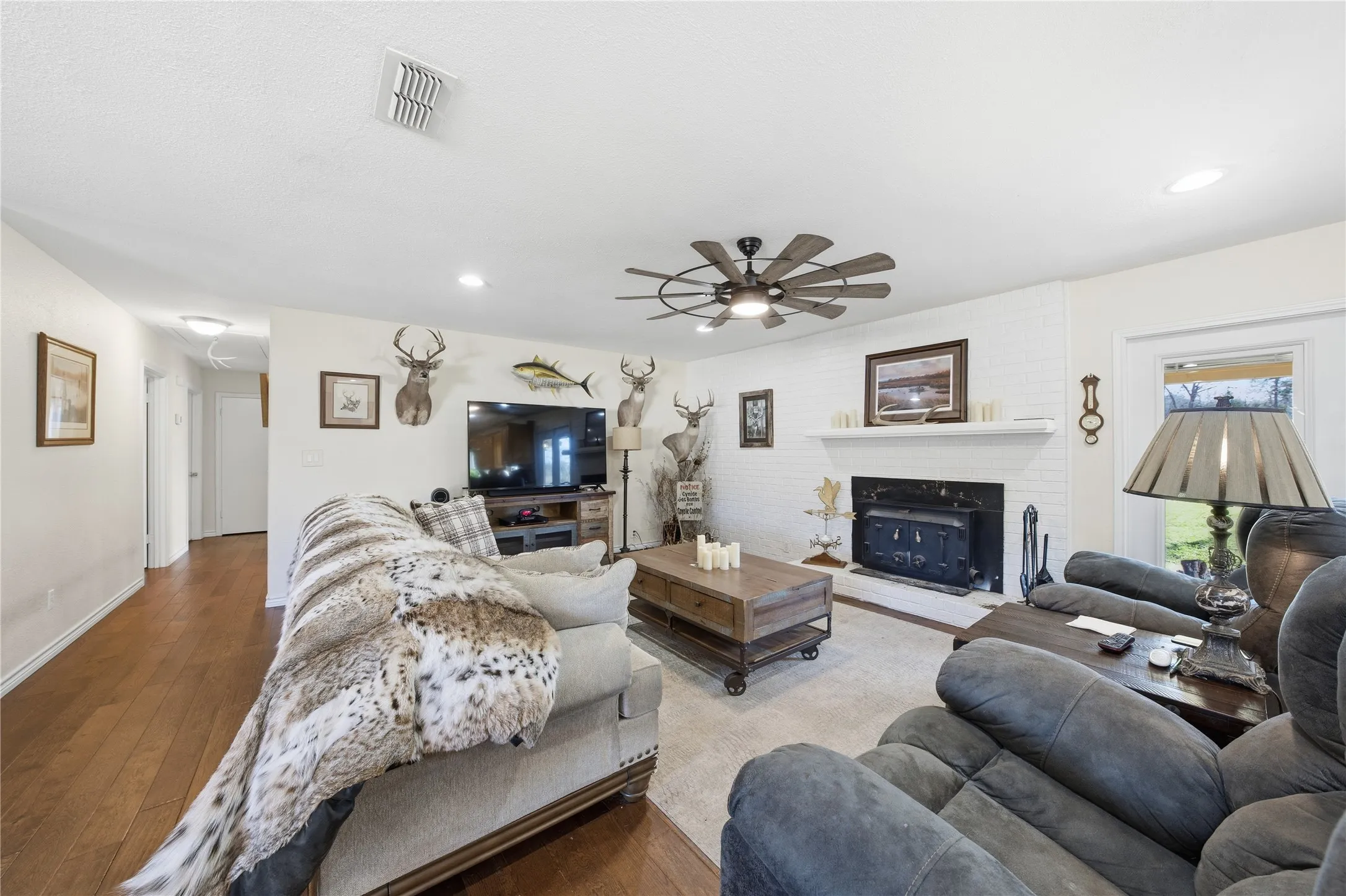 Single Family Residence For Sale in Anderson County , 3662 ACR 359, Palestine, Texas 75803, 3 Bedrooms, 3 Bathrooms, 3 Garage spaces, 2,344 Sqft, built in 1972, Price $855,000, mls#21156872, Real Estate Agent in Palestine, Homes For Sale in Anderson county, Homes For Sale in Palestine, Realtor in Palestine Texas, Real Estate Brokerage Independent Realty Texas, Luminita Cordes Realtor