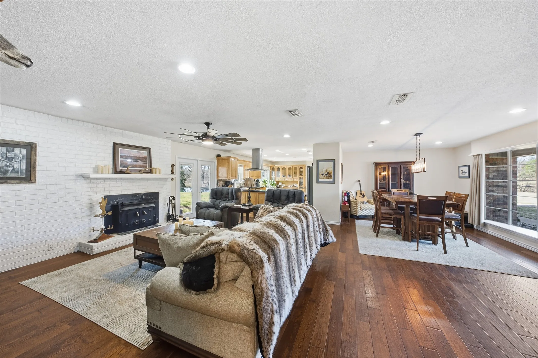 Single Family Residence For Sale in Anderson County , 3662 ACR 359, Palestine, Texas 75803, 3 Bedrooms, 3 Bathrooms, 3 Garage spaces, 2,344 Sqft, built in 1972, Price $855,000, mls#21156872, Real Estate Agent in Palestine, Homes For Sale in Anderson county, Homes For Sale in Palestine, Realtor in Palestine Texas, Real Estate Brokerage Independent Realty Texas, Luminita Cordes Realtor