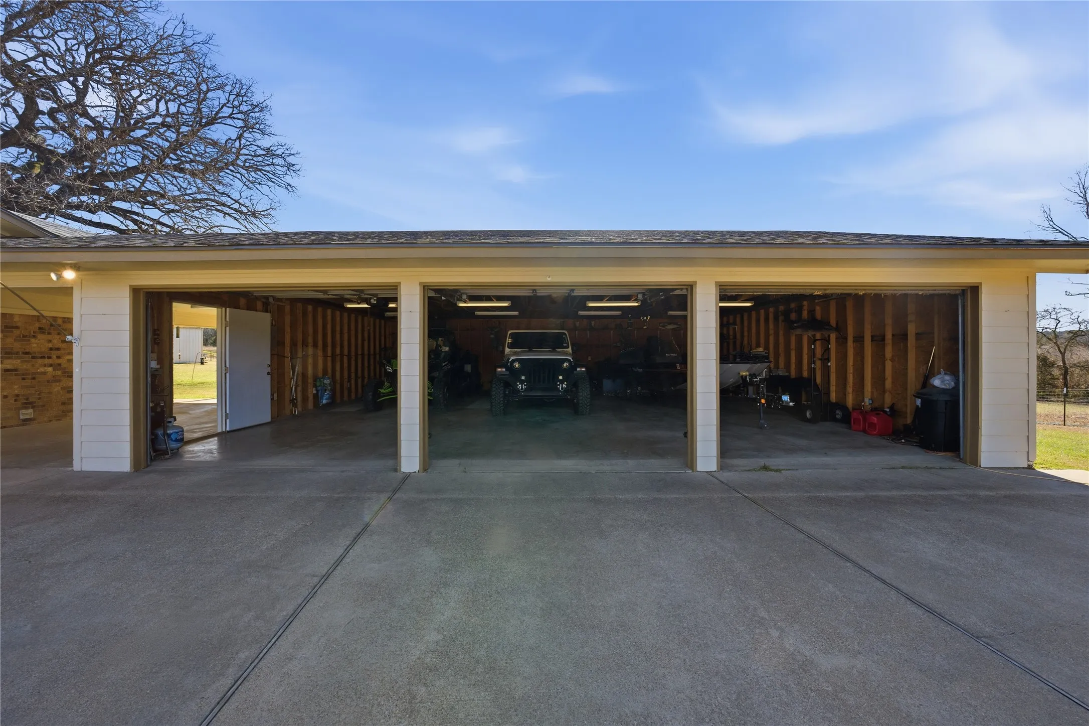 Single Family Residence For Sale in Anderson County , 3662 ACR 359, Palestine, Texas 75803, 3 Bedrooms, 3 Bathrooms, 3 Garage spaces, 2,344 Sqft, built in 1972, Price $855,000, mls#21156872, Real Estate Agent in Palestine, Homes For Sale in Anderson county, Homes For Sale in Palestine, Realtor in Palestine Texas, Real Estate Brokerage Independent Realty Texas, Luminita Cordes Realtor