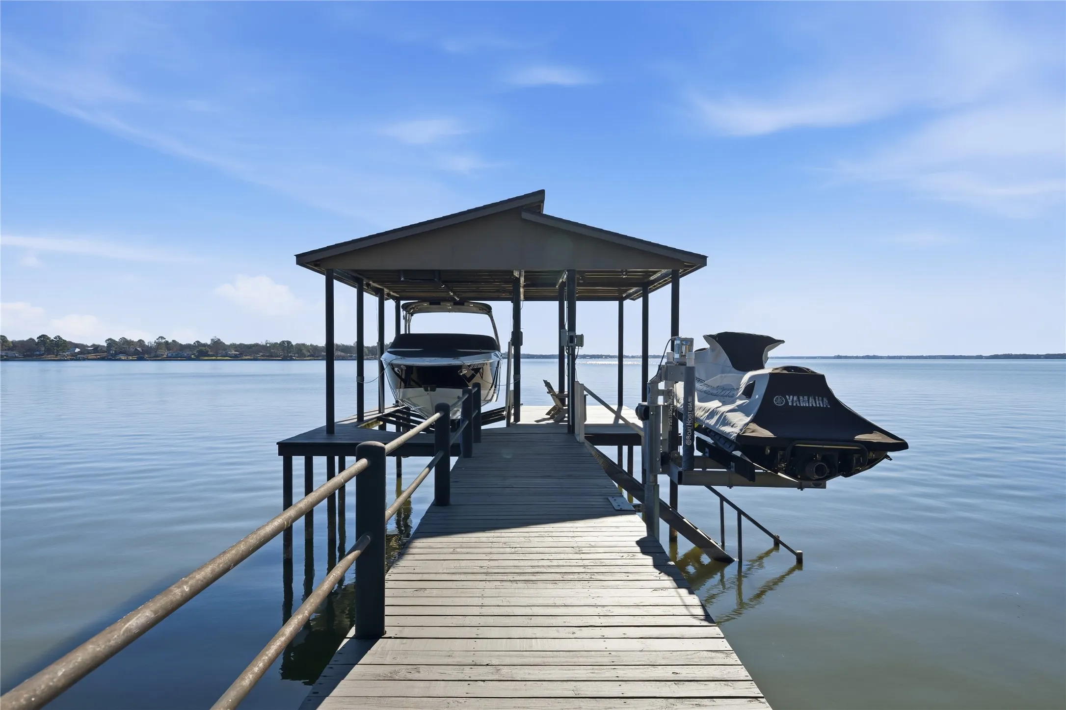 Single Family Residence For Sale in Henderson County , 199 Seaside Drive, Gun Barrel City, Texas 75156, 3 Bedroom, 3 Bathroom, 2 Garage spaces, 1,980 Sqft, built in 2013, Preowned, mls#21156031, Real Estate Agent in Gun Barrel City, Homes For Sale in Henderson county, Homes For Sale in Gun Barrel City, Realtor in Gun Barrel City Texas, Real Estate Brokerage Independent Realty Texas, Luminita Cordes Realtor