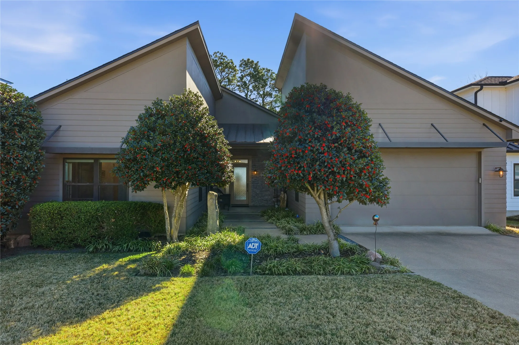 Single Family Residence For Sale in Henderson County , 199 Seaside Drive, Gun Barrel City, Texas 75156, 3 Bedroom, 3 Bathroom, 2 Garage spaces, 1,980 Sqft, built in 2013, Preowned, mls#21156031, Real Estate Agent in Gun Barrel City, Homes For Sale in Henderson county, Homes For Sale in Gun Barrel City, Realtor in Gun Barrel City Texas, Real Estate Brokerage Independent Realty Texas, Luminita Cordes Realtor