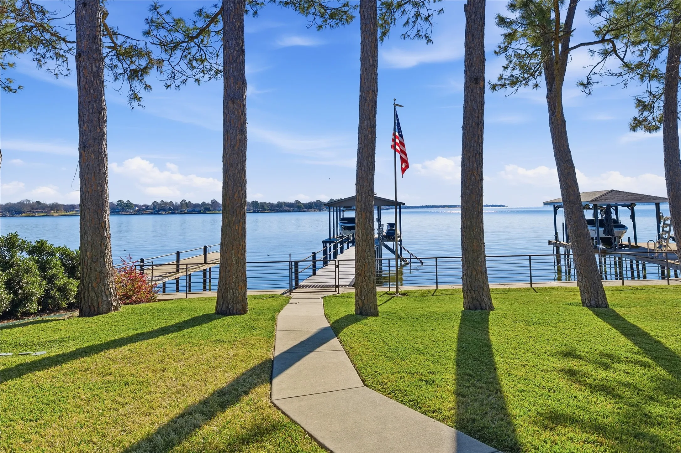 Single Family Residence For Sale in Henderson County , 199 Seaside Drive, Gun Barrel City, Texas 75156, 3 Bedroom, 3 Bathroom, 2 Garage spaces, 1,980 Sqft, built in 2013, Preowned, mls#21156031, Real Estate Agent in Gun Barrel City, Homes For Sale in Henderson county, Homes For Sale in Gun Barrel City, Realtor in Gun Barrel City Texas, Real Estate Brokerage Independent Realty Texas, Luminita Cordes Realtor