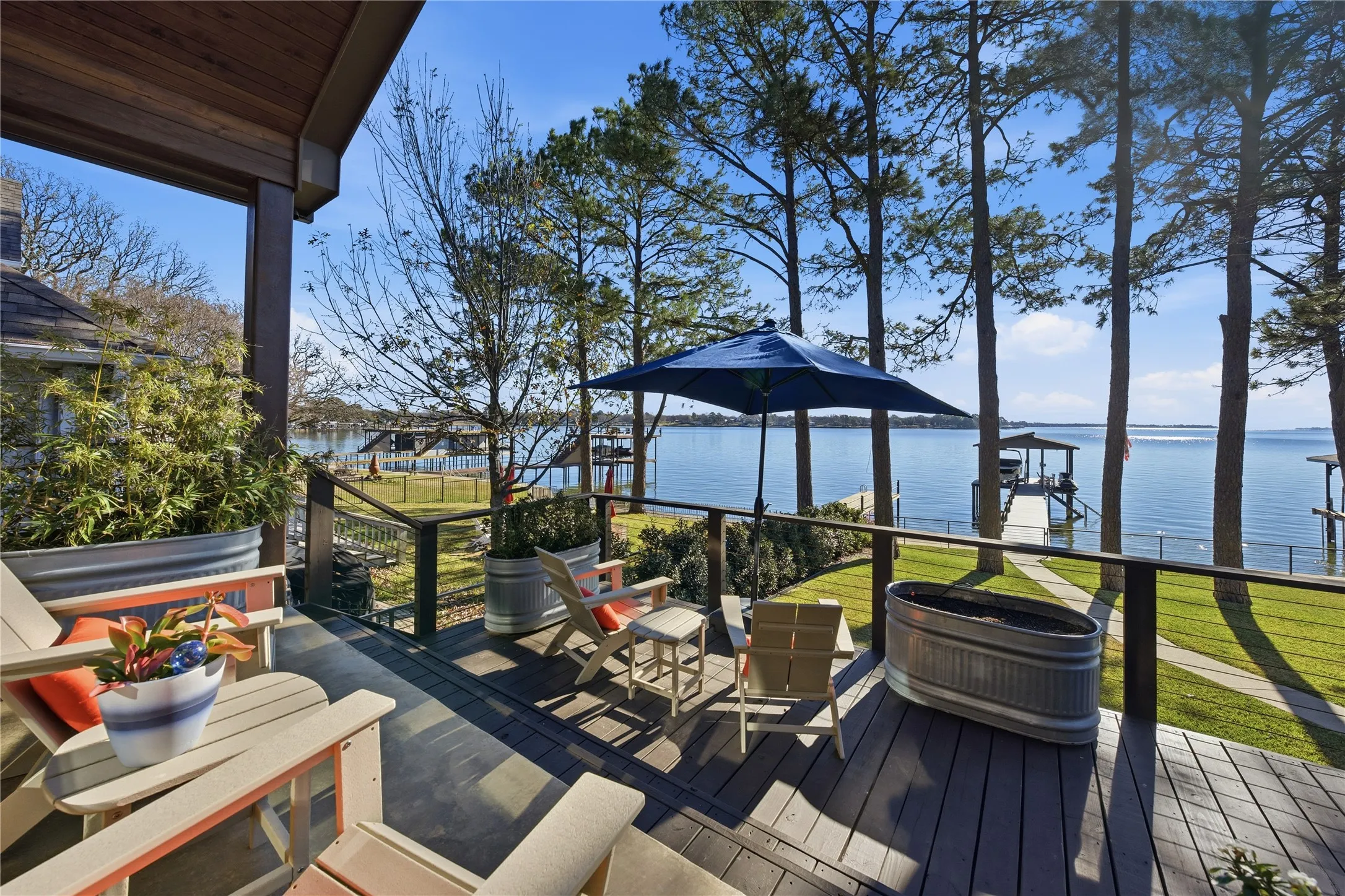 Single Family Residence For Sale in Henderson County , 199 Seaside Drive, Gun Barrel City, Texas 75156, 3 Bedroom, 3 Bathroom, 2 Garage spaces, 1,980 Sqft, built in 2013, Preowned, mls#21156031, Real Estate Agent in Gun Barrel City, Homes For Sale in Henderson county, Homes For Sale in Gun Barrel City, Realtor in Gun Barrel City Texas, Real Estate Brokerage Independent Realty Texas, Luminita Cordes Realtor