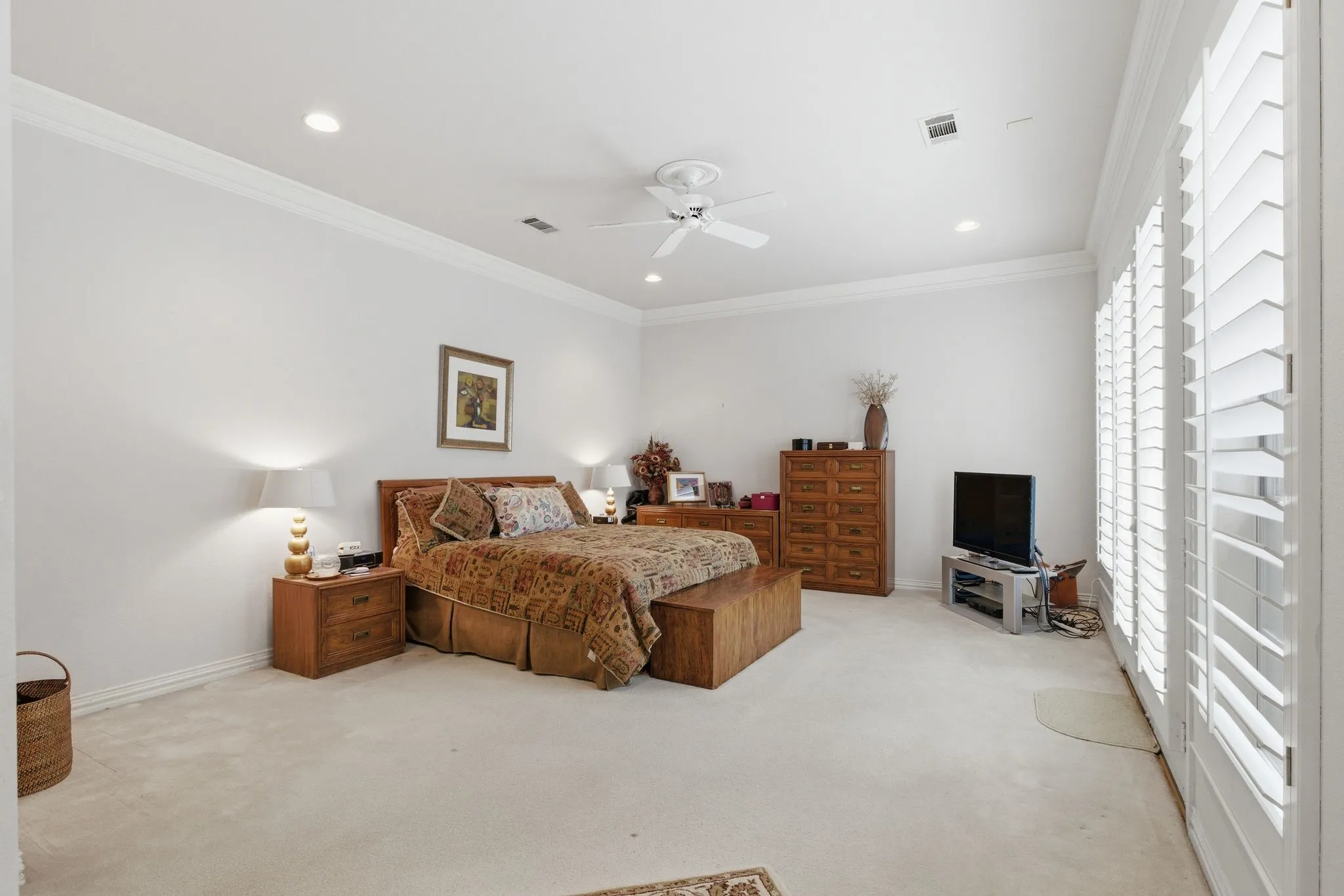 Bedroom featuring crown molding, light carpet, a ceiling fan, and recessed lighting