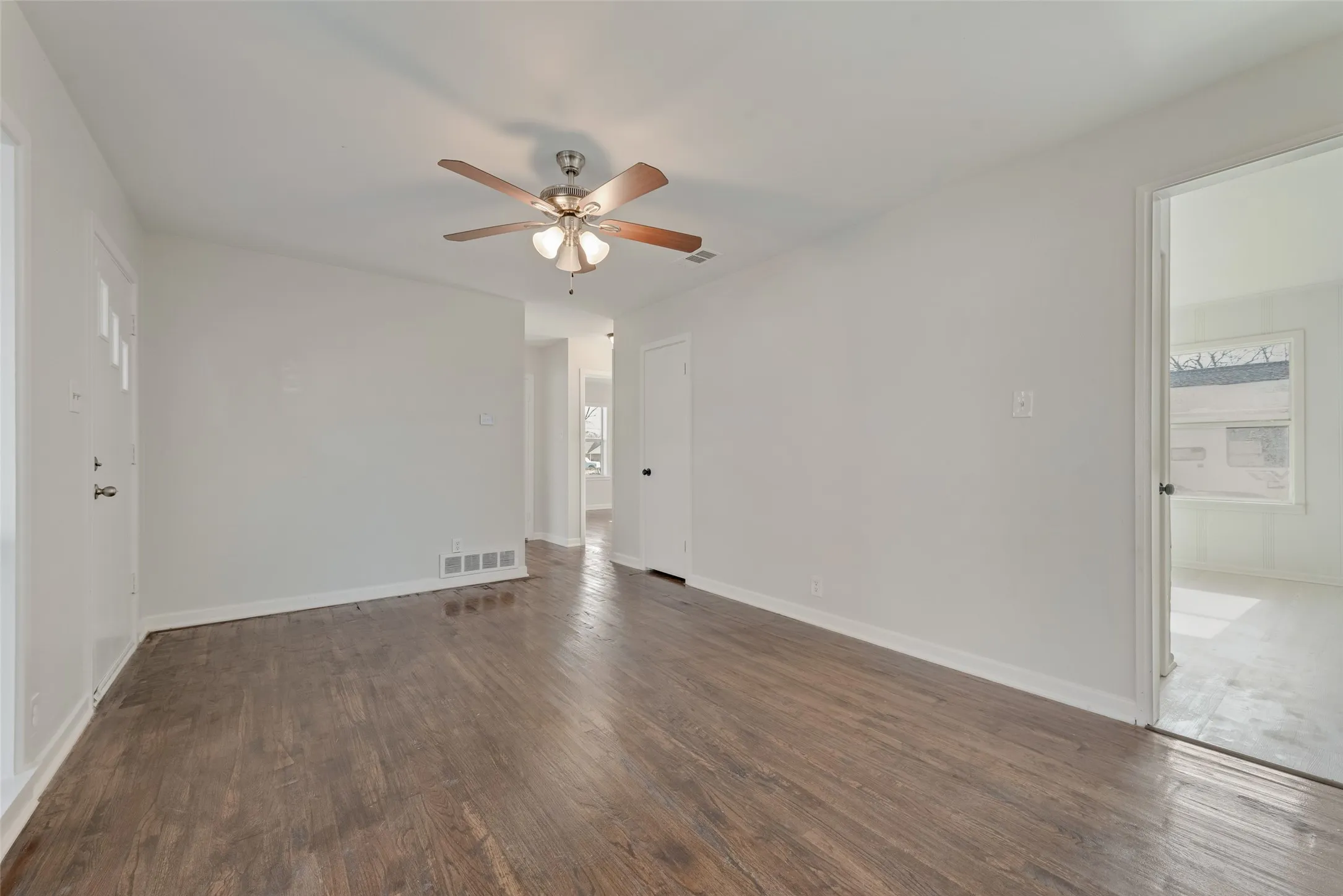 Single Family Residence For Sale in Ellis County , 101 E Marshall Street, Palmer, Texas 75152, 3 Bedroom, 2 Bathroom, Garage spaces, 1,411 Sqft, built in 1970, mls#21148066, Real Estate Agent in Palmer, Homes For Sale in Ellis county, Homes For Sale in Palmer, Realtor in Palmer Texas, Real Estate Brokerage Independent Realty Texas, Luminita Cordes Realtor