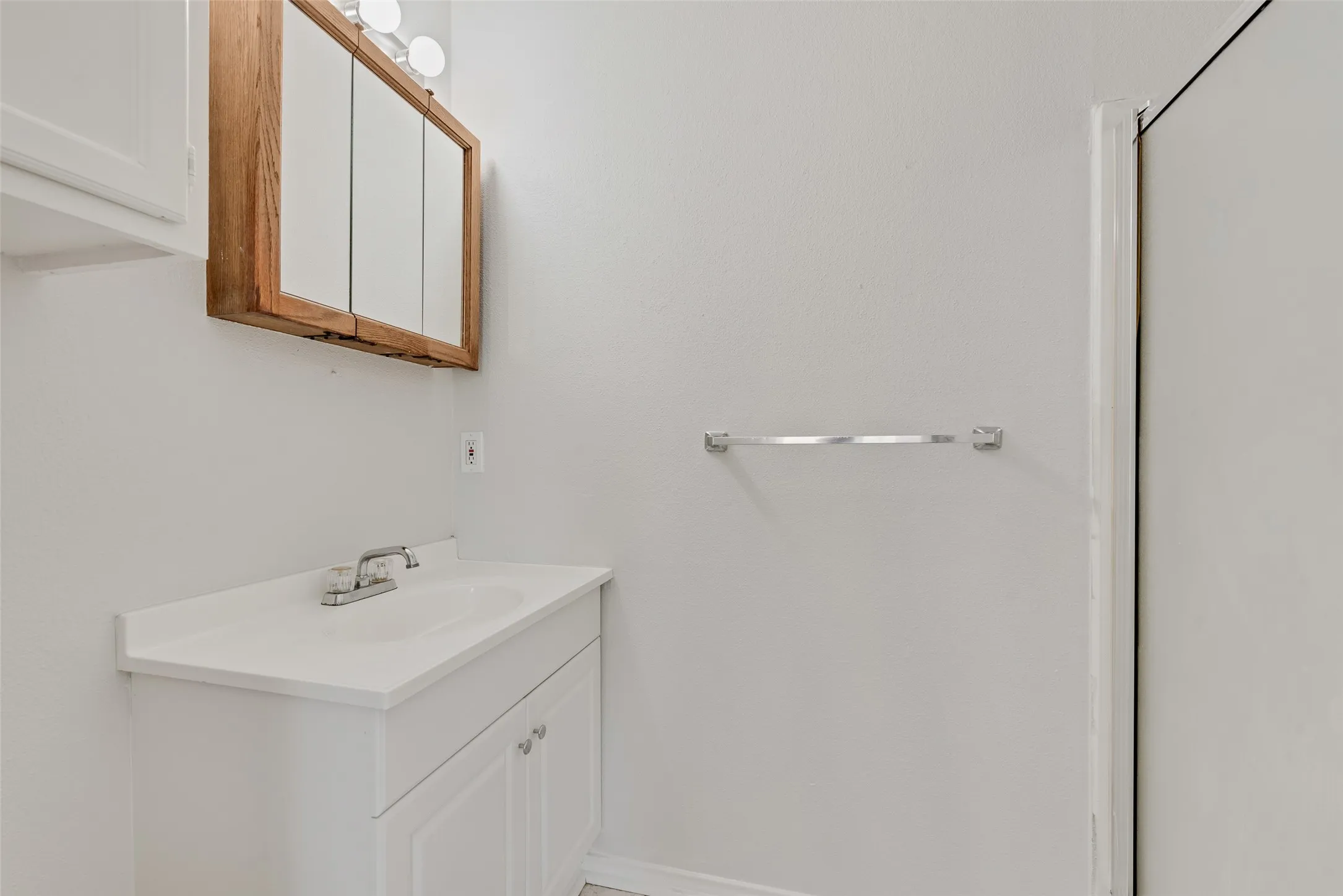 Single Family Residence For Sale in Ellis County , 101 E Marshall Street, Palmer, Texas 75152, 3 Bedroom, 2 Bathroom, Garage spaces, 1,411 Sqft, built in 1970, mls#21148066, Real Estate Agent in Palmer, Homes For Sale in Ellis county, Homes For Sale in Palmer, Realtor in Palmer Texas, Real Estate Brokerage Independent Realty Texas, Luminita Cordes Realtor