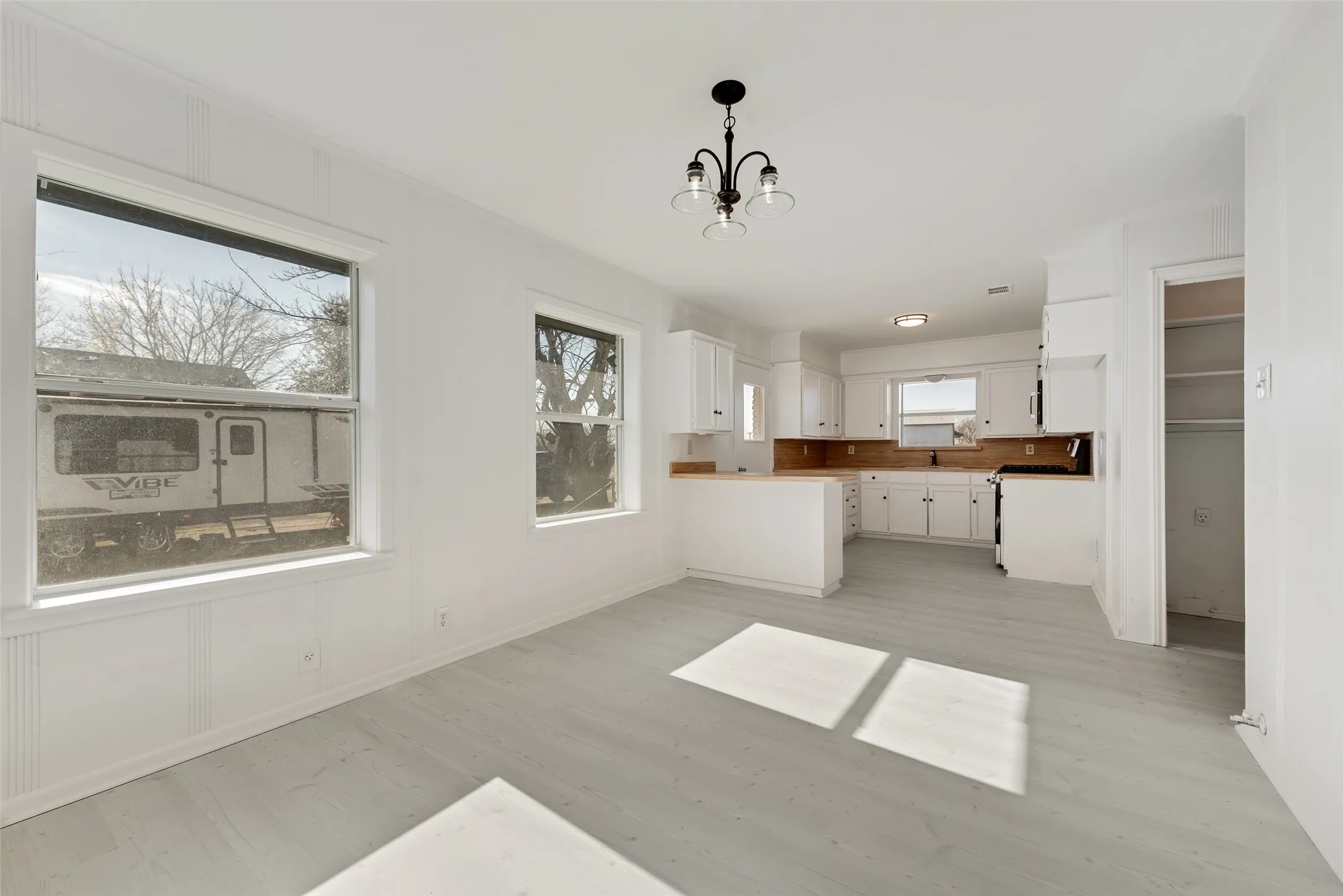 Single Family Residence For Sale in Ellis County , 101 E Marshall Street, Palmer, Texas 75152, 3 Bedroom, 2 Bathroom, Garage spaces, 1,411 Sqft, built in 1970, mls#21148066, Real Estate Agent in Palmer, Homes For Sale in Ellis county, Homes For Sale in Palmer, Realtor in Palmer Texas, Real Estate Brokerage Independent Realty Texas, Luminita Cordes Realtor