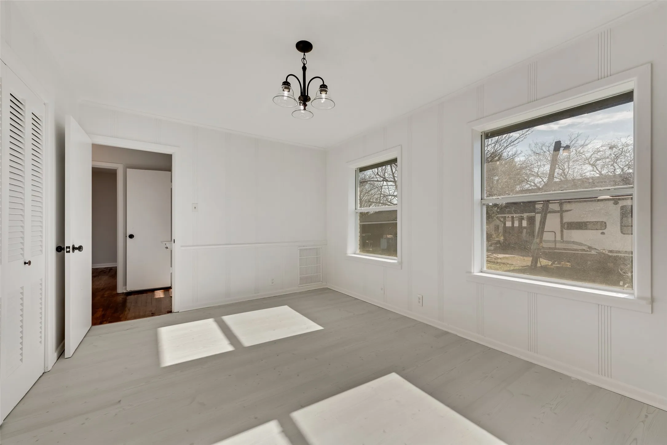 Single Family Residence For Sale in Ellis County , 101 E Marshall Street, Palmer, Texas 75152, 3 Bedroom, 2 Bathroom, Garage spaces, 1,411 Sqft, built in 1970, mls#21148066, Real Estate Agent in Palmer, Homes For Sale in Ellis county, Homes For Sale in Palmer, Realtor in Palmer Texas, Real Estate Brokerage Independent Realty Texas, Luminita Cordes Realtor