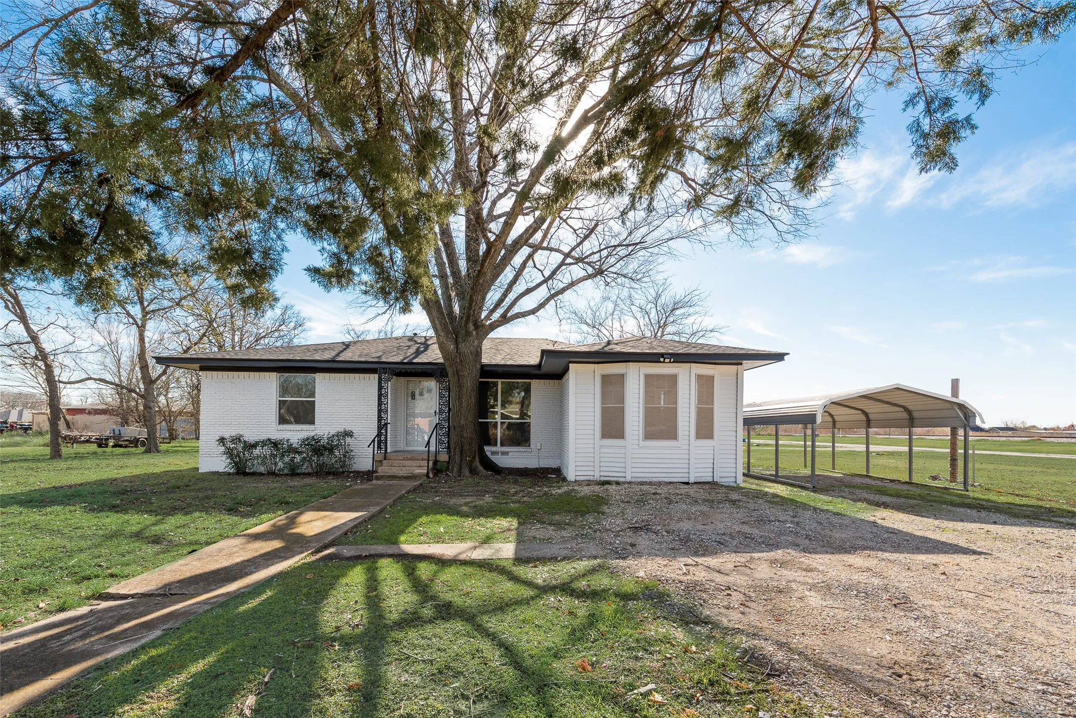 Single Family Residence For Sale in Ellis County , 101 E Marshall Street, Palmer, Texas 75152, 3 Bedroom, 2 Bathroom, Garage spaces, 1,411 Sqft, built in 1970, mls#21148066, Real Estate Agent in Palmer, Homes For Sale in Ellis county, Homes For Sale in Palmer, Realtor in Palmer Texas, Real Estate Brokerage Independent Realty Texas, Luminita Cordes Realtor