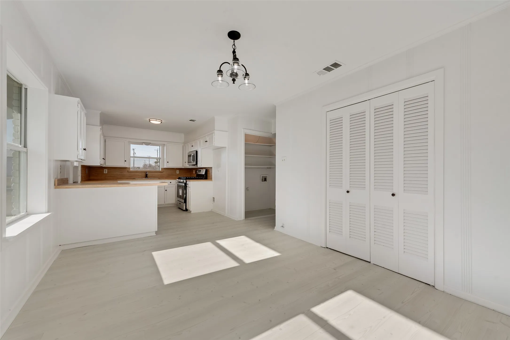 Single Family Residence For Sale in Ellis County , 101 E Marshall Street, Palmer, Texas 75152, 3 Bedroom, 2 Bathroom, Garage spaces, 1,411 Sqft, built in 1970, mls#21148066, Real Estate Agent in Palmer, Homes For Sale in Ellis county, Homes For Sale in Palmer, Realtor in Palmer Texas, Real Estate Brokerage Independent Realty Texas, Luminita Cordes Realtor