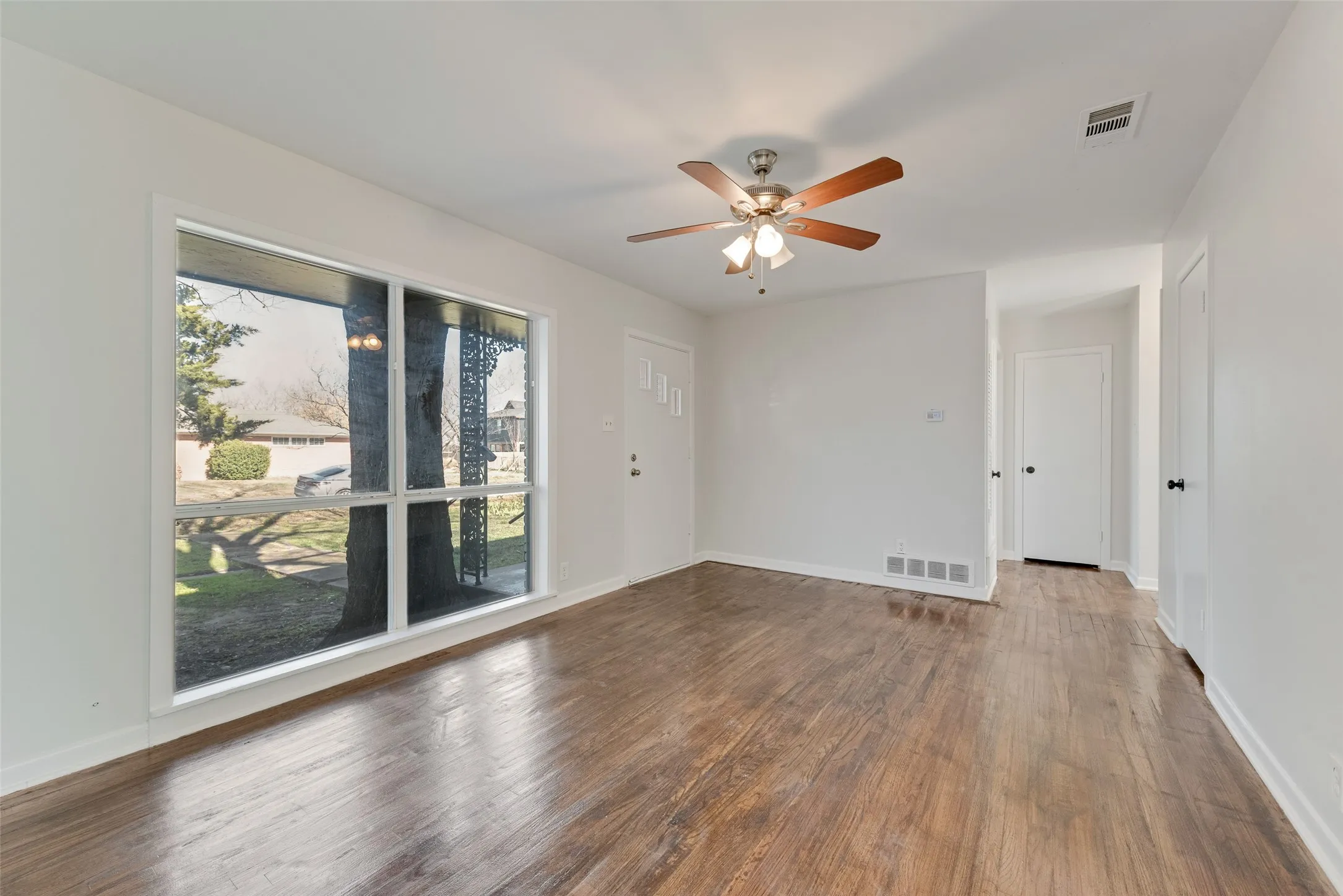 Single Family Residence For Sale in Ellis County , 101 E Marshall Street, Palmer, Texas 75152, 3 Bedroom, 2 Bathroom, Garage spaces, 1,411 Sqft, built in 1970, mls#21148066, Real Estate Agent in Palmer, Homes For Sale in Ellis county, Homes For Sale in Palmer, Realtor in Palmer Texas, Real Estate Brokerage Independent Realty Texas, Luminita Cordes Realtor
