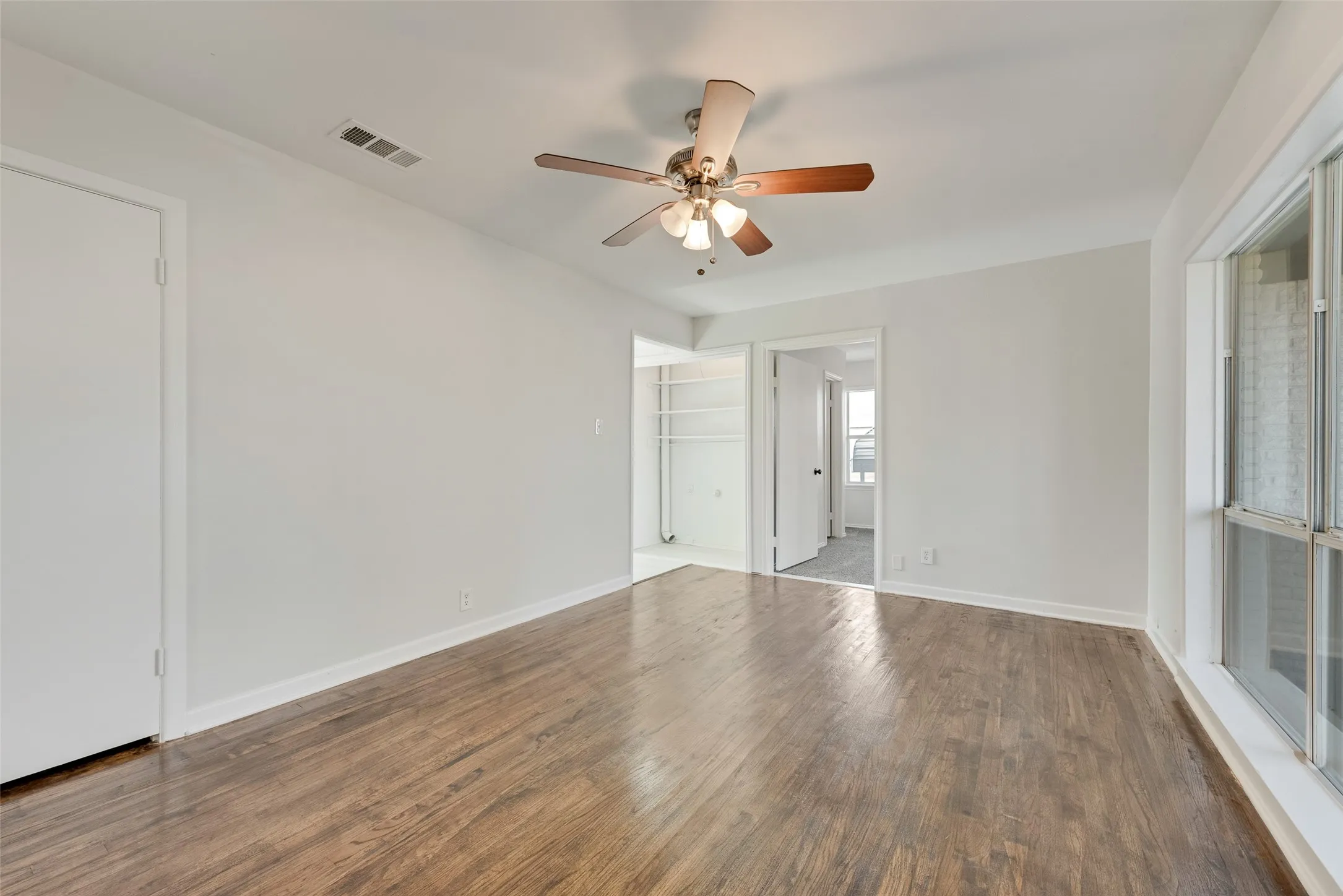 Single Family Residence For Sale in Ellis County , 101 E Marshall Street, Palmer, Texas 75152, 3 Bedroom, 2 Bathroom, Garage spaces, 1,411 Sqft, built in 1970, mls#21148066, Real Estate Agent in Palmer, Homes For Sale in Ellis county, Homes For Sale in Palmer, Realtor in Palmer Texas, Real Estate Brokerage Independent Realty Texas, Luminita Cordes Realtor