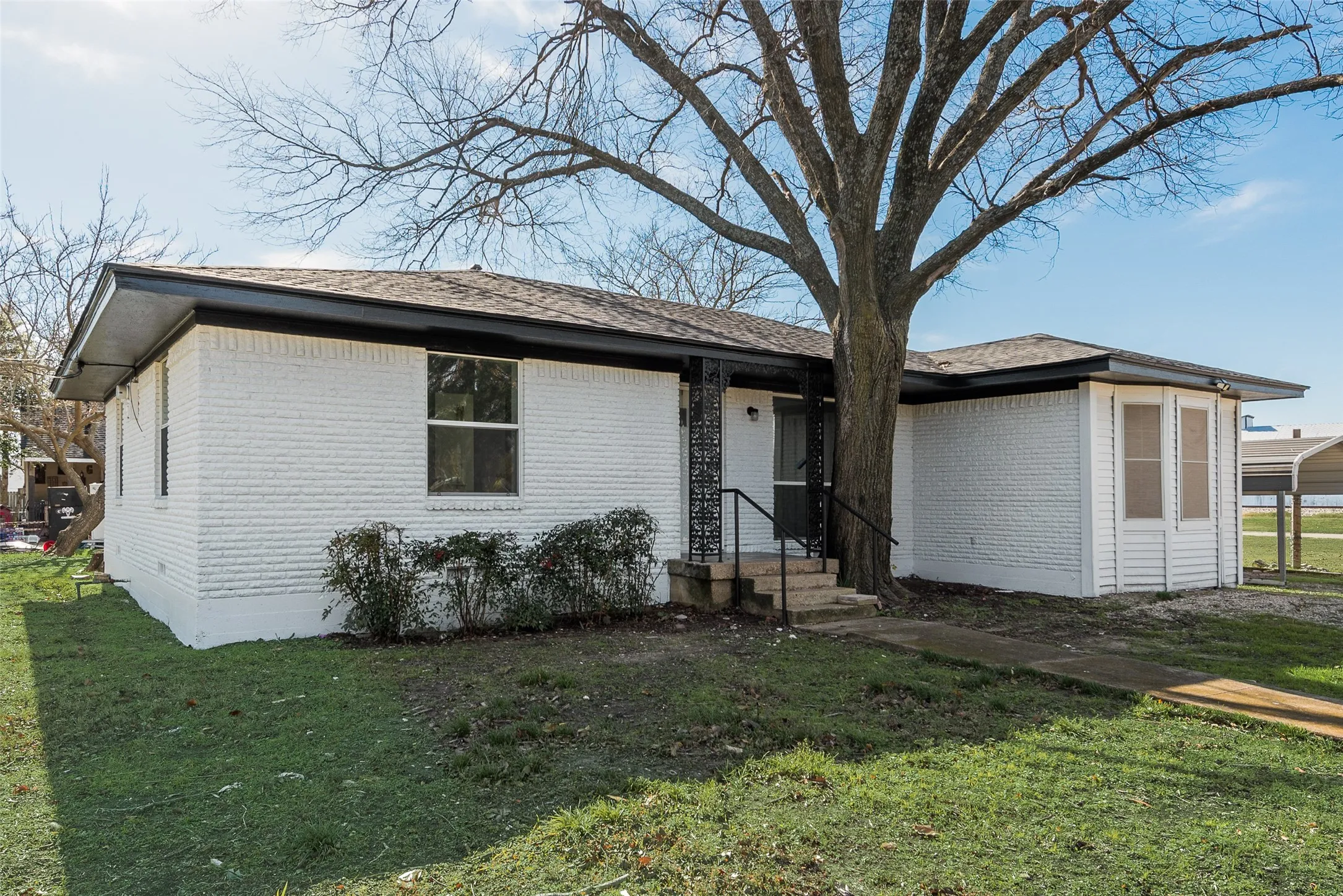 Single Family Residence For Sale in Ellis County , 101 E Marshall Street, Palmer, Texas 75152, 3 Bedroom, 2 Bathroom, Garage spaces, 1,411 Sqft, built in 1970, mls#21148066, Real Estate Agent in Palmer, Homes For Sale in Ellis county, Homes For Sale in Palmer, Realtor in Palmer Texas, Real Estate Brokerage Independent Realty Texas, Luminita Cordes Realtor