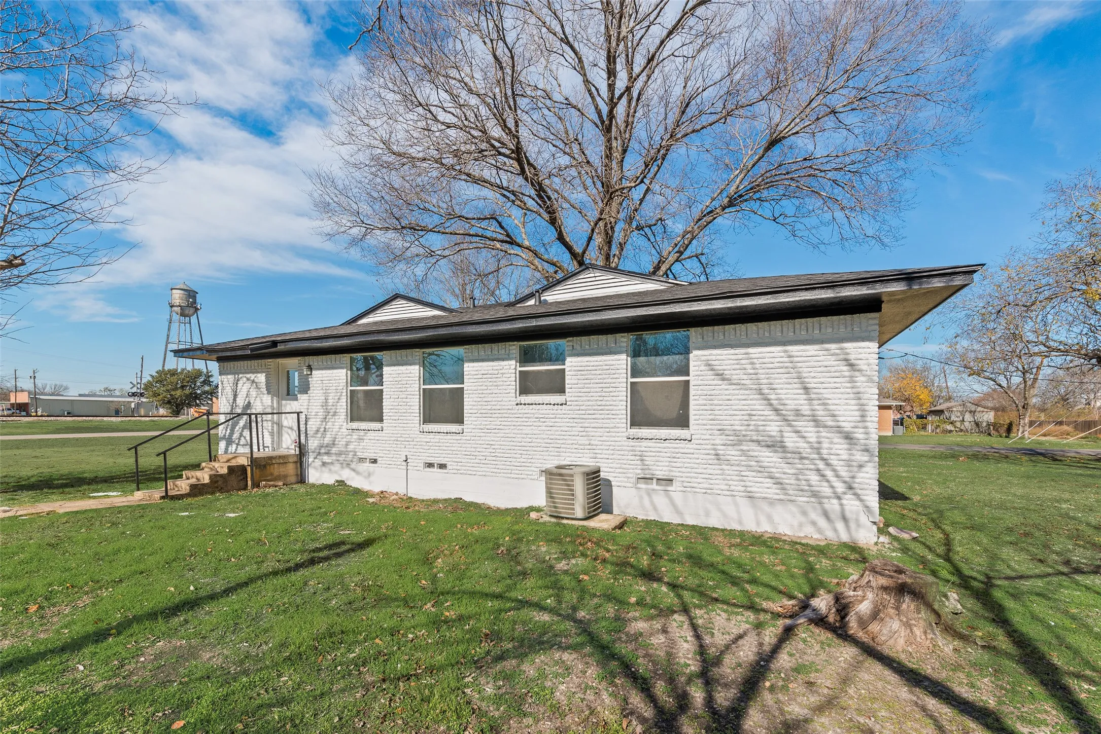 Single Family Residence For Sale in Ellis County , 101 E Marshall Street, Palmer, Texas 75152, 3 Bedroom, 2 Bathroom, Garage spaces, 1,411 Sqft, built in 1970, mls#21148066, Real Estate Agent in Palmer, Homes For Sale in Ellis county, Homes For Sale in Palmer, Realtor in Palmer Texas, Real Estate Brokerage Independent Realty Texas, Luminita Cordes Realtor