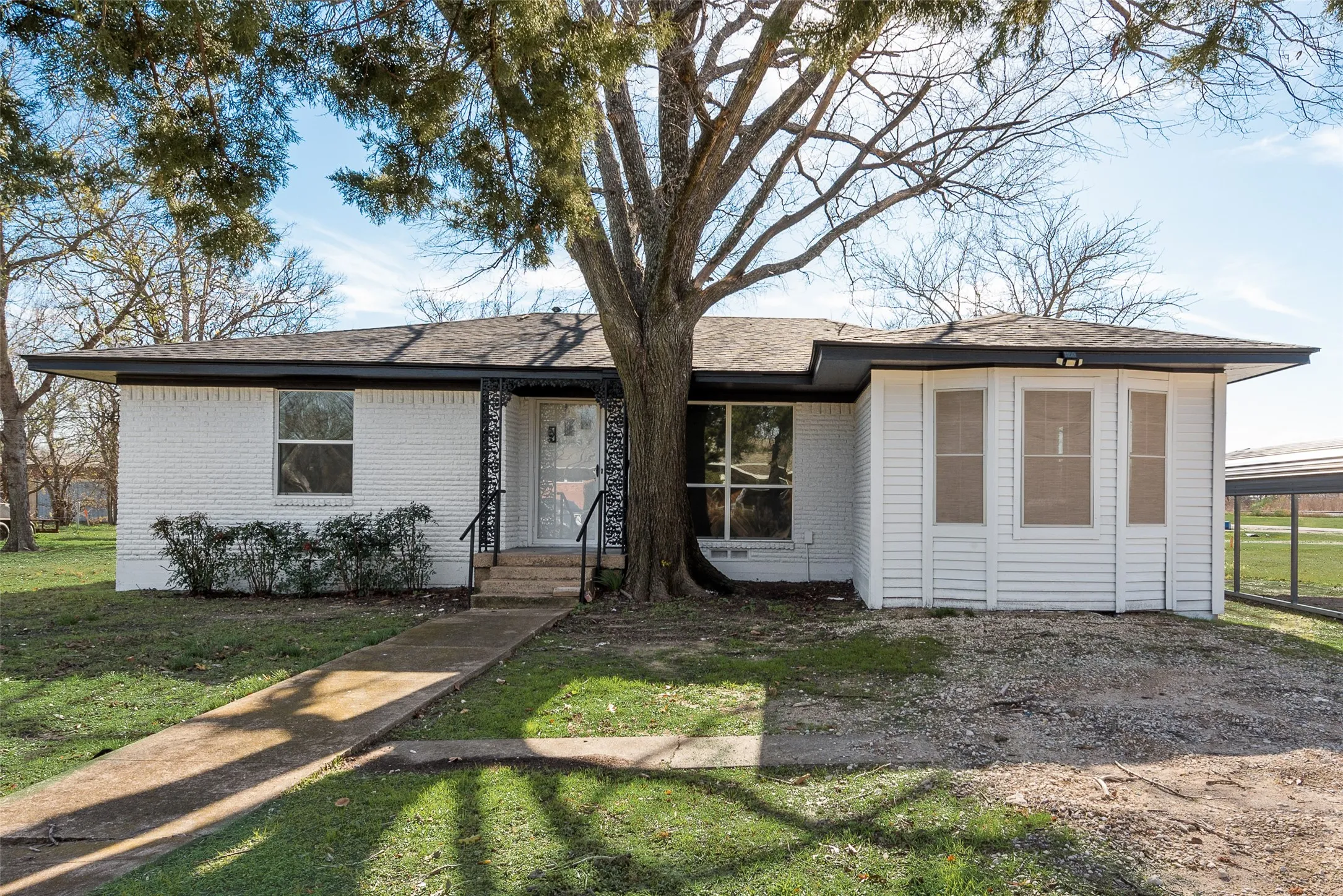 Single Family Residence For Sale in Ellis County , 101 E Marshall Street, Palmer, Texas 75152, 3 Bedroom, 2 Bathroom, Garage spaces, 1,411 Sqft, built in 1970, mls#21148066, Real Estate Agent in Palmer, Homes For Sale in Ellis county, Homes For Sale in Palmer, Realtor in Palmer Texas, Real Estate Brokerage Independent Realty Texas, Luminita Cordes Realtor