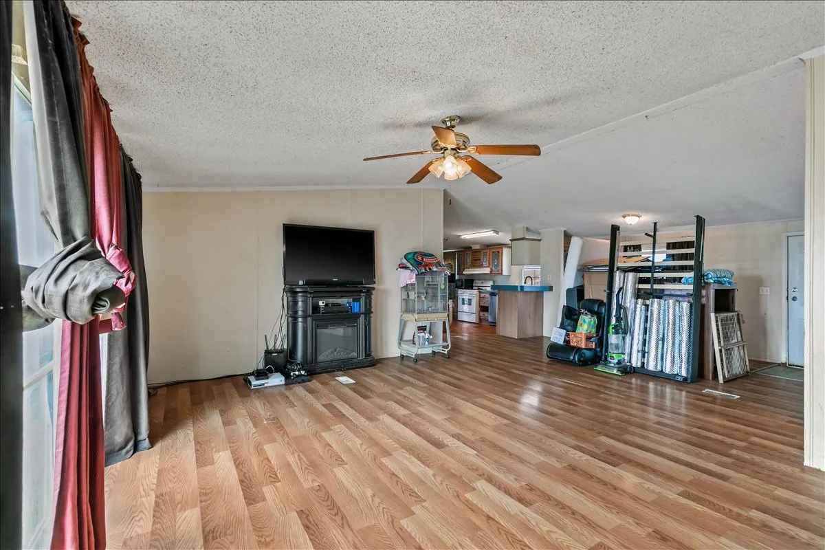 Manufactured Home For Sale in Johnson County , 5680 County Road 1217, Cleburne, Texas 76033, 3 Bedroom, 2 Bathroom, Garage spaces, 1,736 Sqft, built in 1996, Preowned, mls#21153868, Real Estate Agent in Cleburne, Homes For Sale in Johnson county, Homes For Sale in Cleburne, Realtor in Cleburne Texas, Real Estate Brokerage Independent Realty Texas, Luminita Cordes Realtor
