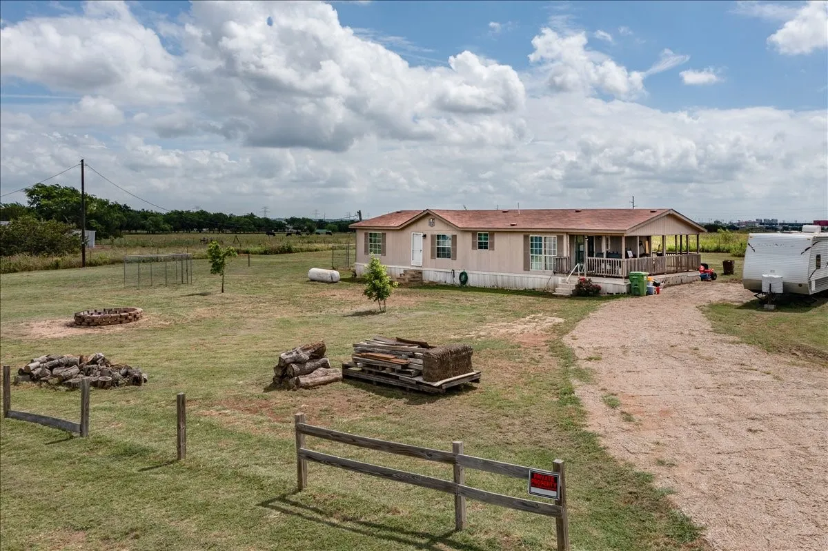 Manufactured Home For Sale in Johnson County , 5680 County Road 1217, Cleburne, Texas 76033, 3 Bedroom, 2 Bathroom, Garage spaces, 1,736 Sqft, built in 1996, Preowned, mls#21153868, Real Estate Agent in Cleburne, Homes For Sale in Johnson county, Homes For Sale in Cleburne, Realtor in Cleburne Texas, Real Estate Brokerage Independent Realty Texas, Luminita Cordes Realtor