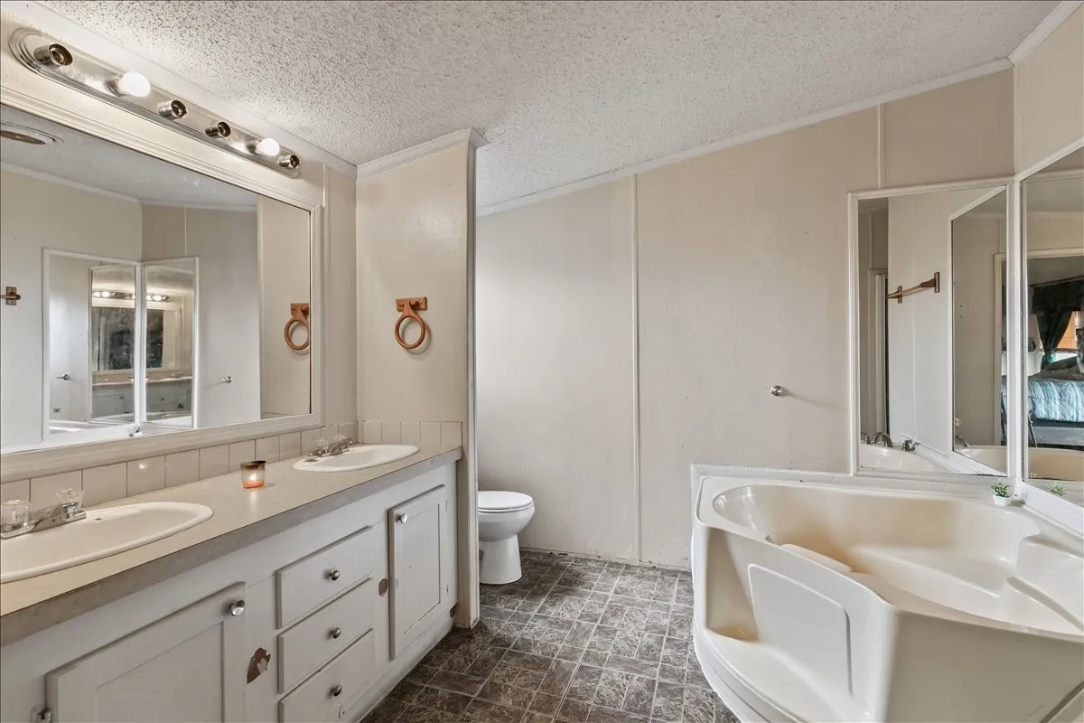 Manufactured Home For Sale in Johnson County , 5680 County Road 1217, Cleburne, Texas 76033, 3 Bedroom, 2 Bathroom, Garage spaces, 1,736 Sqft, built in 1996, Preowned, mls#21153868, Real Estate Agent in Cleburne, Homes For Sale in Johnson county, Homes For Sale in Cleburne, Realtor in Cleburne Texas, Real Estate Brokerage Independent Realty Texas, Luminita Cordes Realtor