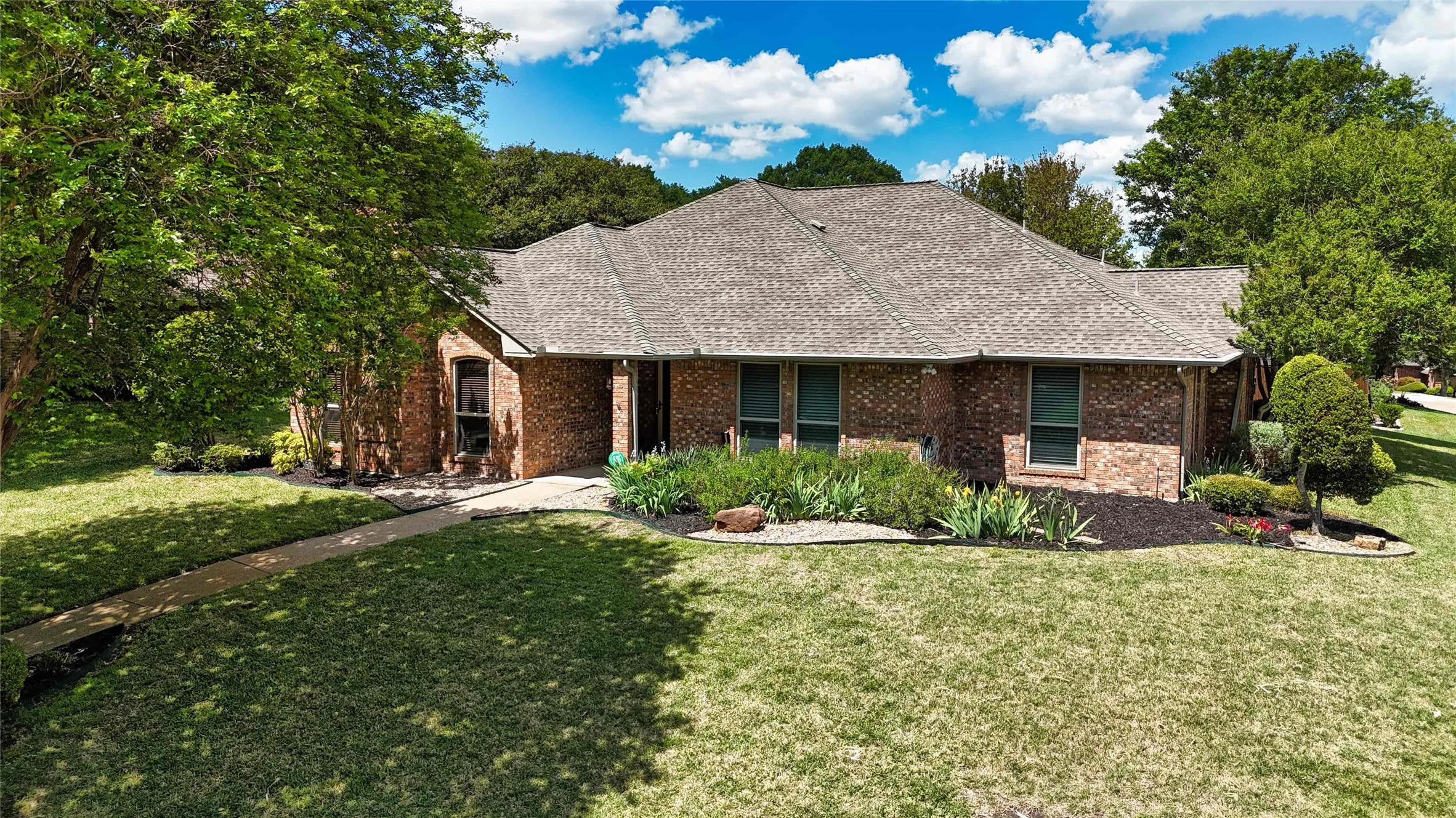 Single Family Residence For Sale in Dallas County , 533 Hidden Brooke Drive, De Soto, Texas 75115, 3 Bedroom, 3 Bathroom, 2 Garage spaces, 2,440 Sqft, built in 1984, mls#21155303, Real Estate Agent in De Soto, Homes For Sale in Dallas county, Homes For Sale in De Soto, Realtor in De Soto Texas, Real Estate Brokerage Independent Realty Texas, Luminita Cordes Realtor