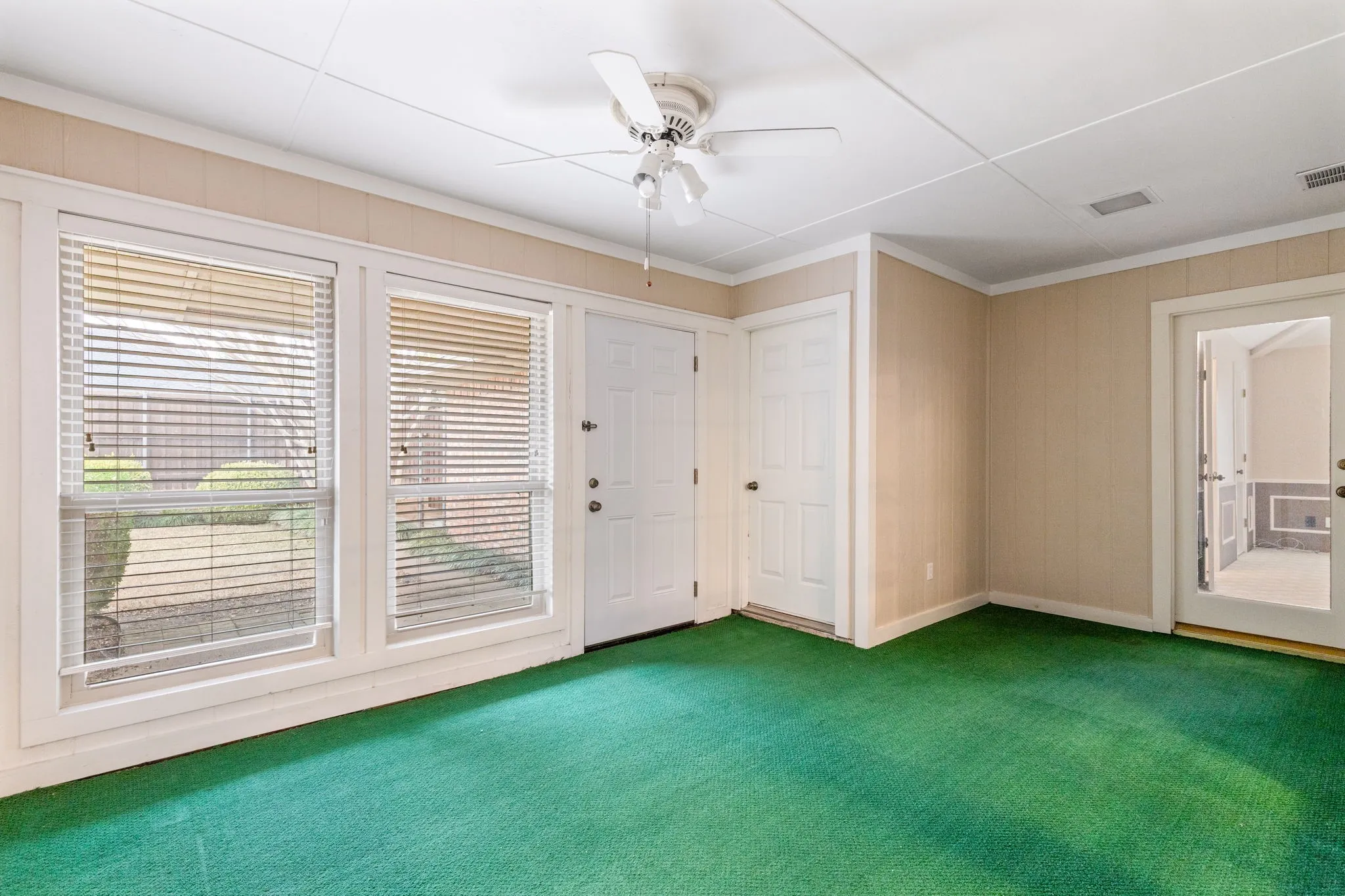 Single Family Residence For Sale in Dallas County , 533 Hidden Brooke Drive, De Soto, Texas 75115, 3 Bedroom, 3 Bathroom, 2 Garage spaces, 2,440 Sqft, built in 1984, mls#21155303, Real Estate Agent in De Soto, Homes For Sale in Dallas county, Homes For Sale in De Soto, Realtor in De Soto Texas, Real Estate Brokerage Independent Realty Texas, Luminita Cordes Realtor