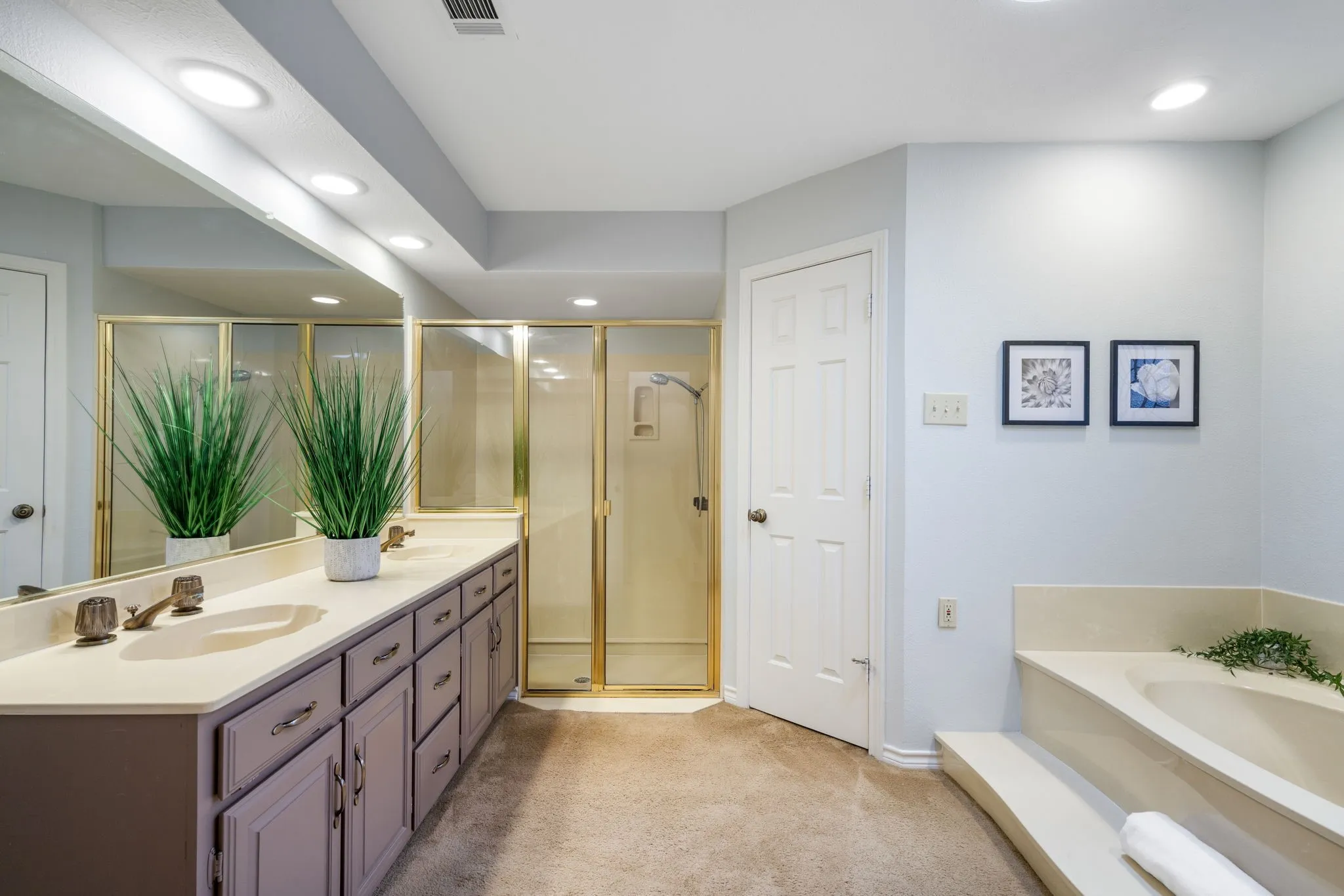 Single Family Residence For Sale in Dallas County , 533 Hidden Brooke Drive, De Soto, Texas 75115, 3 Bedroom, 3 Bathroom, 2 Garage spaces, 2,440 Sqft, built in 1984, mls#21155303, Real Estate Agent in De Soto, Homes For Sale in Dallas county, Homes For Sale in De Soto, Realtor in De Soto Texas, Real Estate Brokerage Independent Realty Texas, Luminita Cordes Realtor